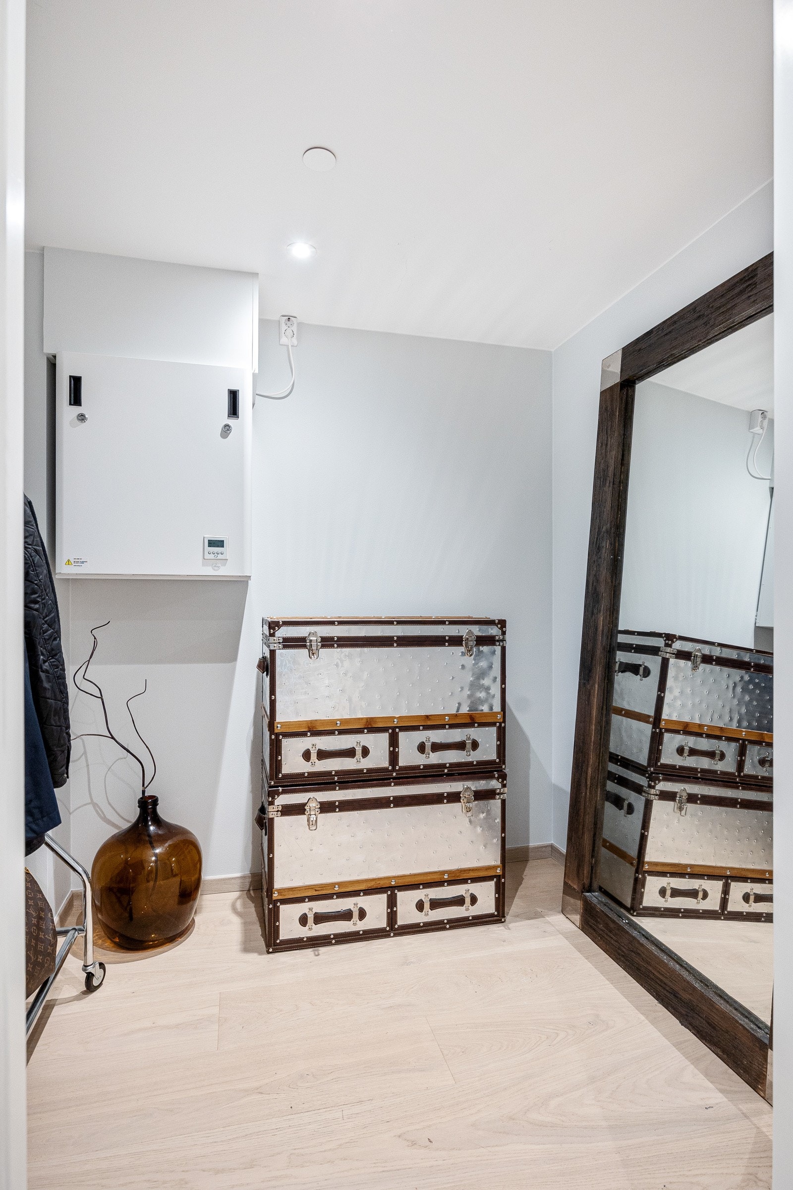 Garderobe med god plass til klær og tilbehør. Galleribilde