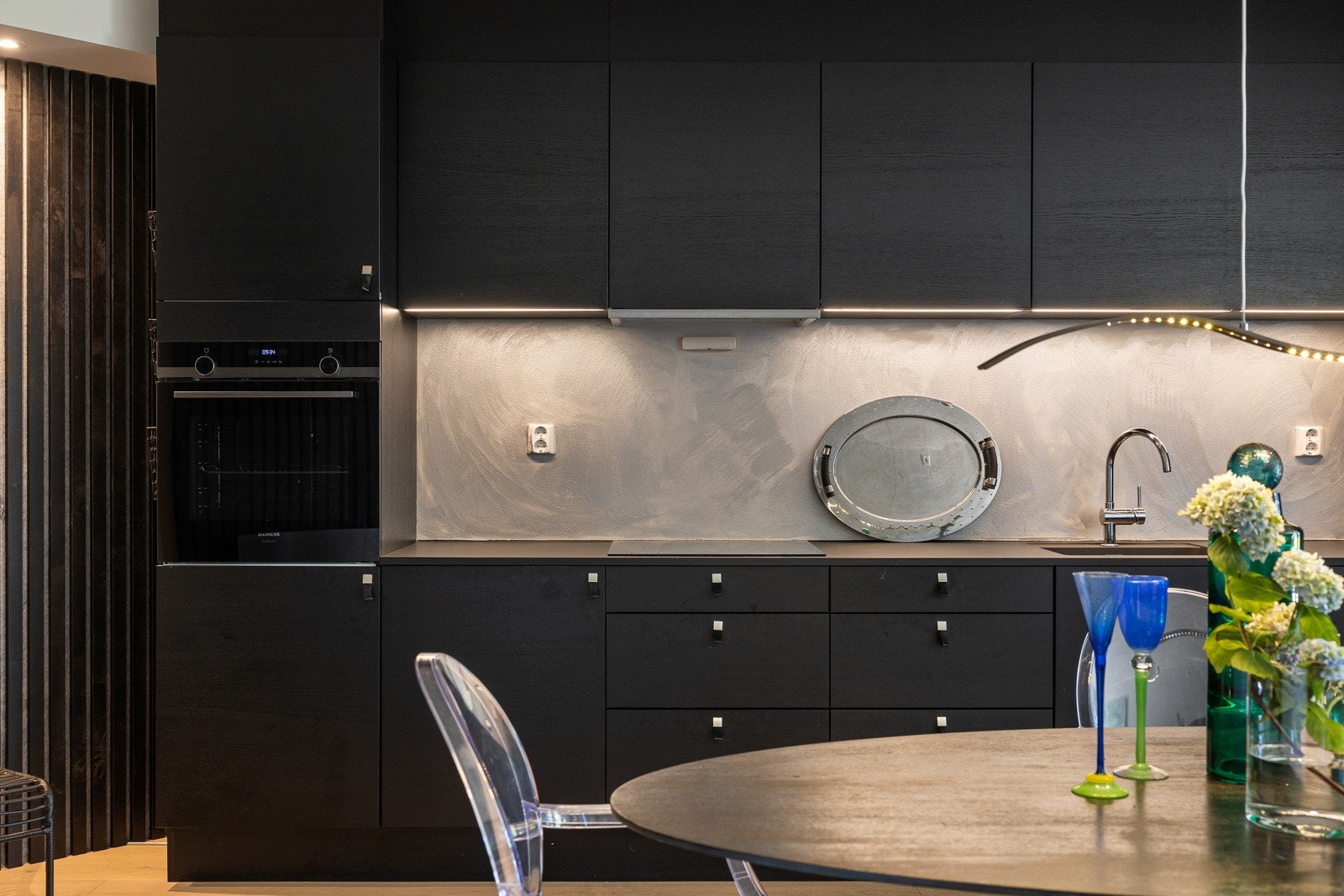 Rikelig med skap- og benkeplass. Galleribilde