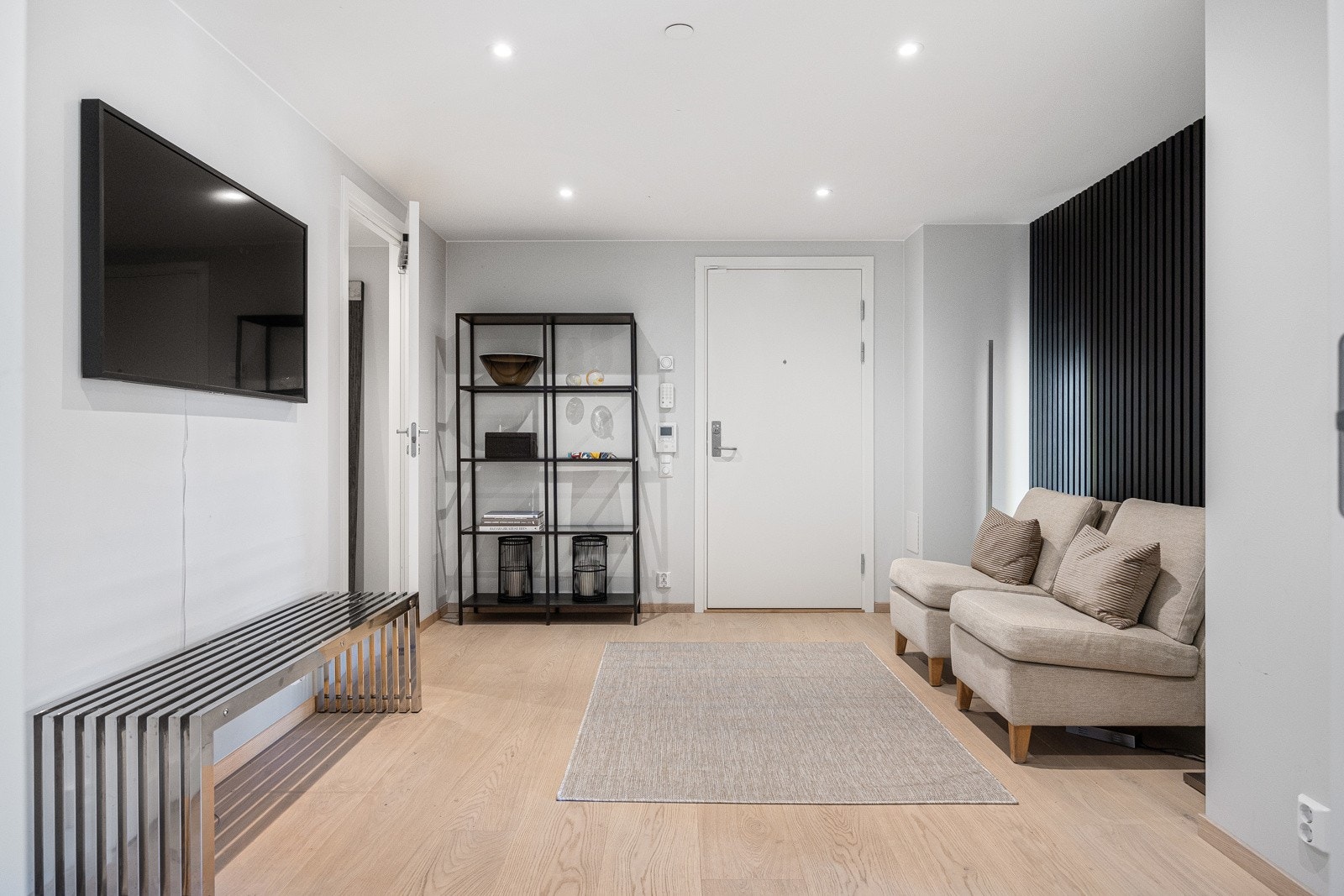 Stor entré med eget garderoberom. Videocalling med døråpner. Galleribilde