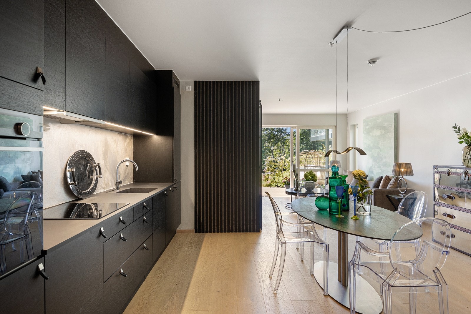 Lekkert og tidsriktig HTH-kjøkken med detaljer som håndtak i skinn. Galleribilde