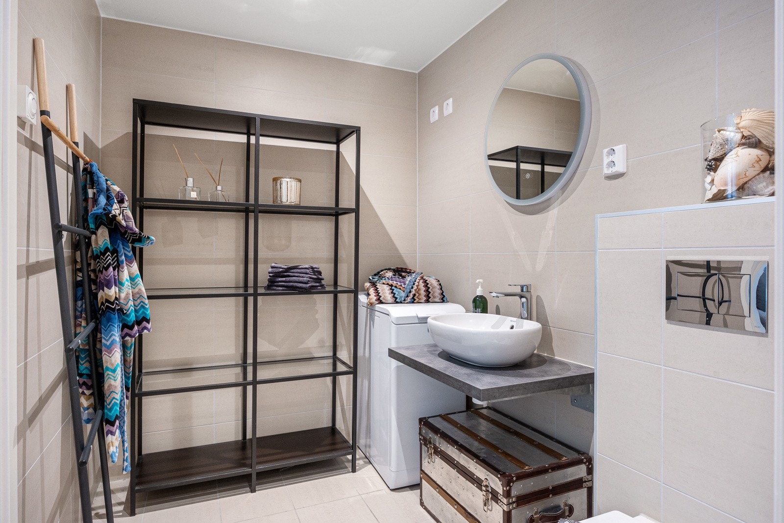 Varme i gulv, downlights i himling og opplegg for vaskemaskin. Galleribilde