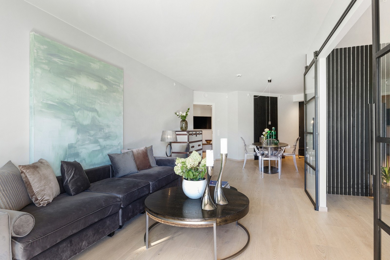 Videre er det plass til spisebord med tilhørende spisestoler. Galleribilde