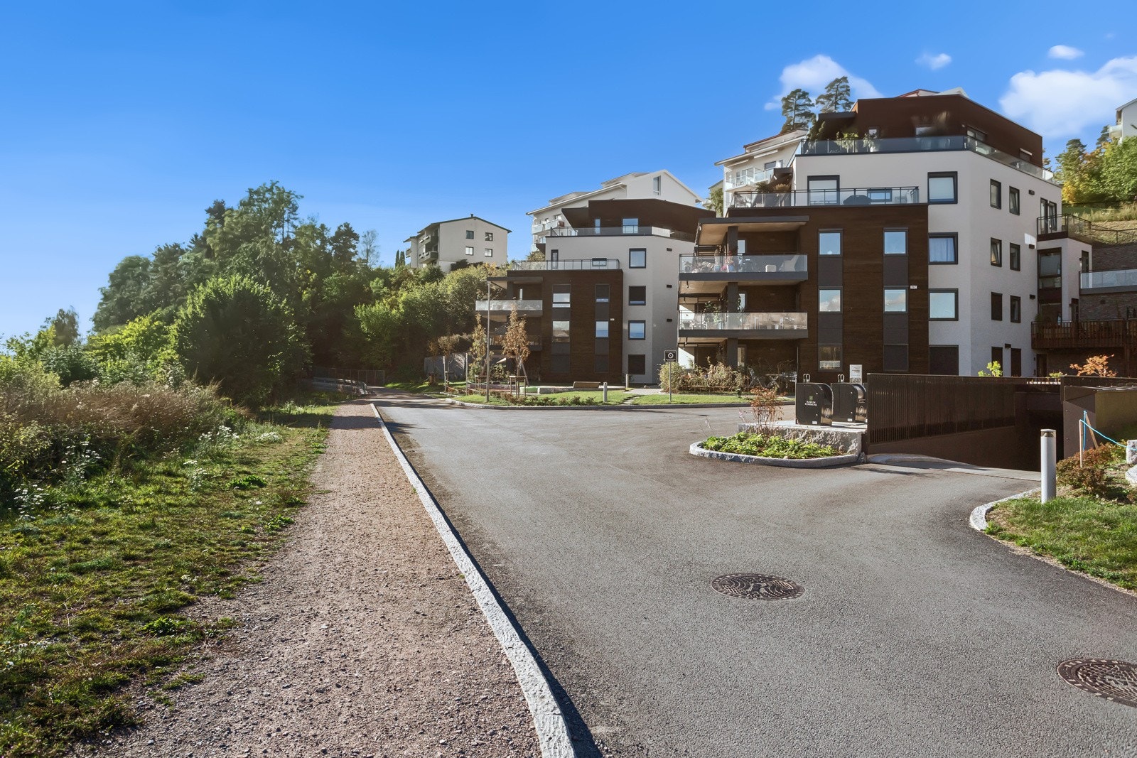 Garasjeplass med heisadkomst. Galleribilde