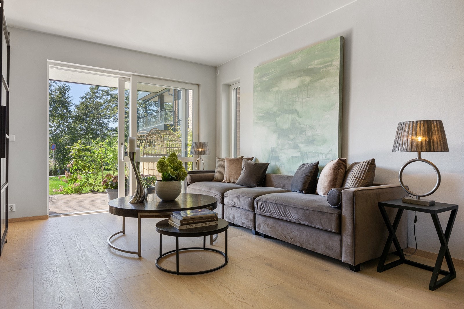 Nydelig 3-roms med god standard og svært bra planløsning. Stor terrasse og garasje med EL-lader. Galleribilde