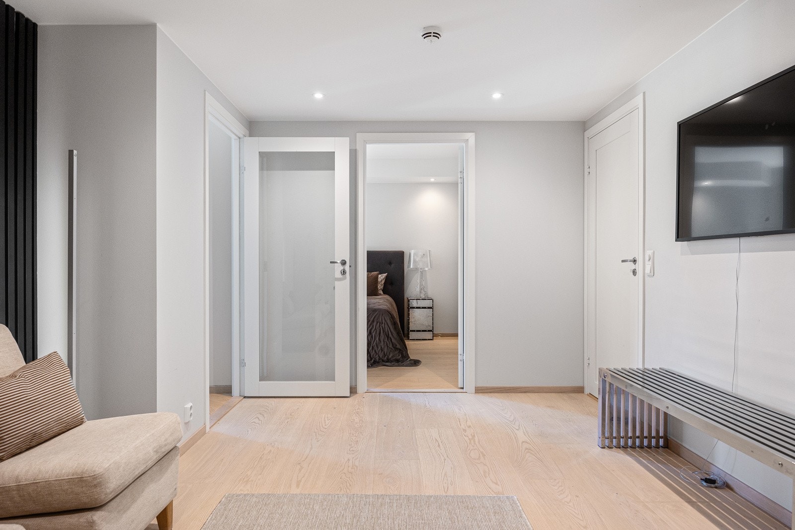 Innbydende og hyggelig entré med lekker 1-stavs parkett med varme på gulv og downlights i himling. Galleribilde