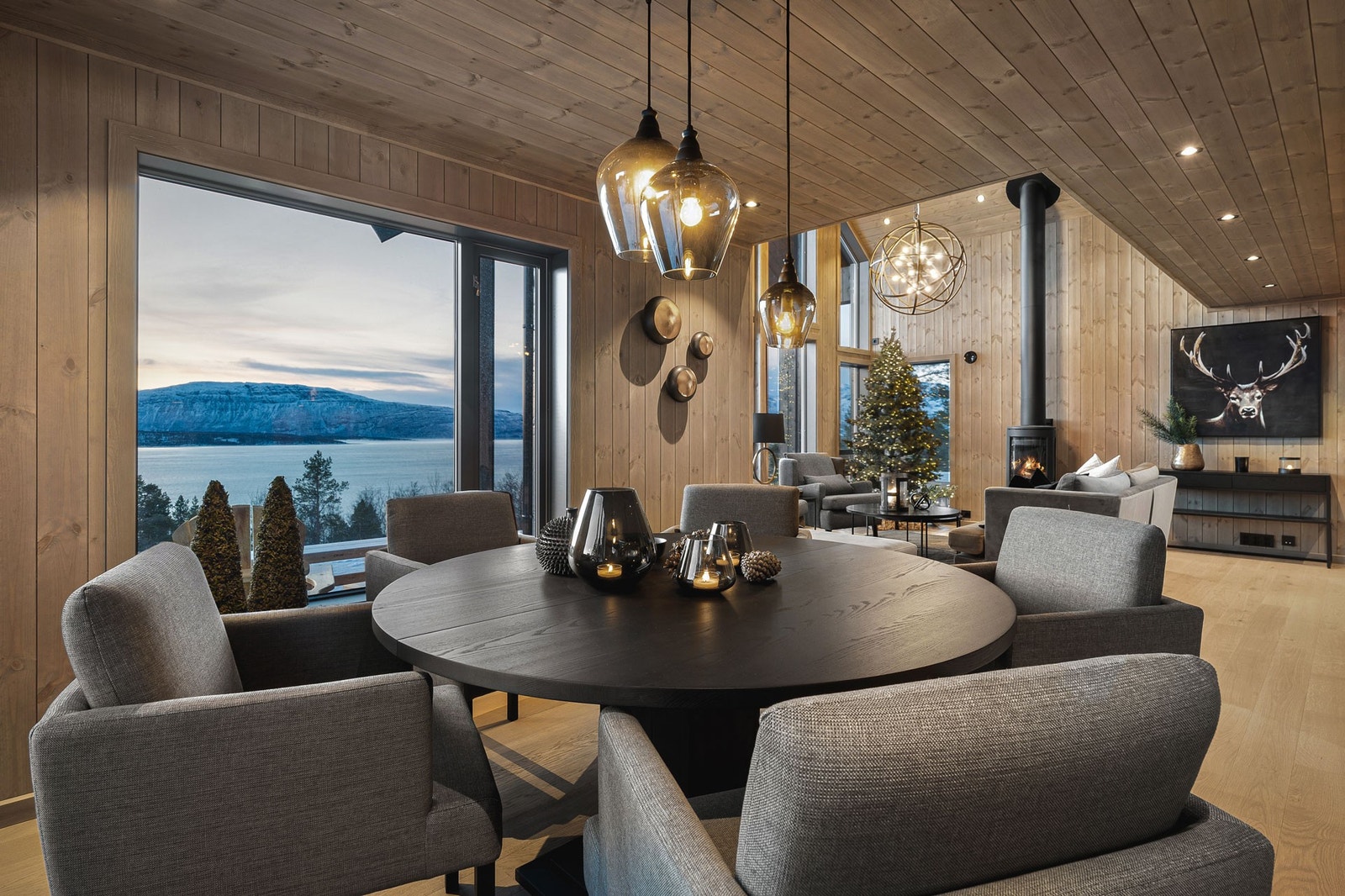 Spiseplassen er praktisk plassert mellom kjøkkenet og stue. Foto av modell Solheim 110 med tilvalg. Galleribilde