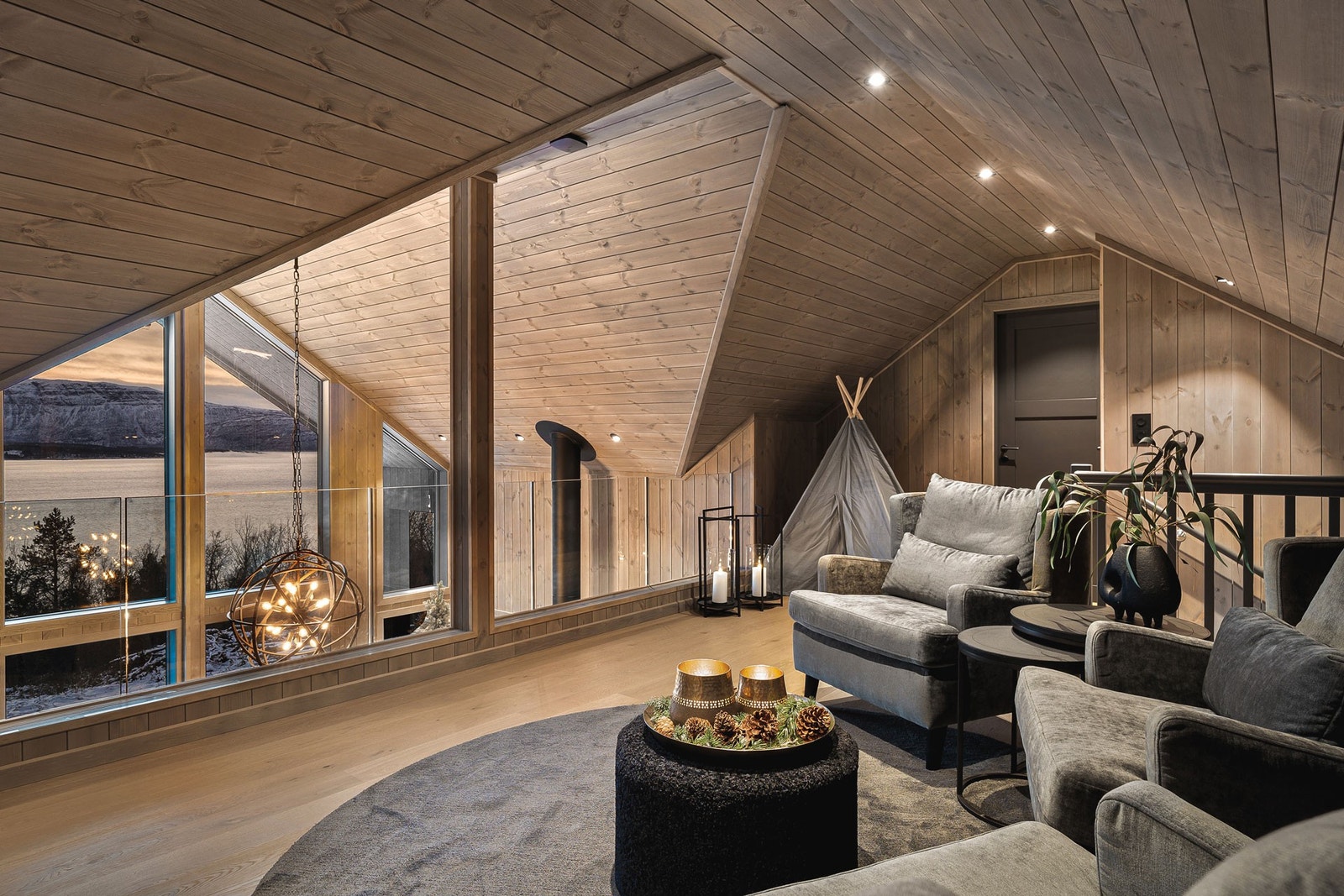 På loftstuen kan man trekke seg tilbake og nyte den flotte utsikten. Foto av modell Solheim 110 med tilvalg. Galleribilde