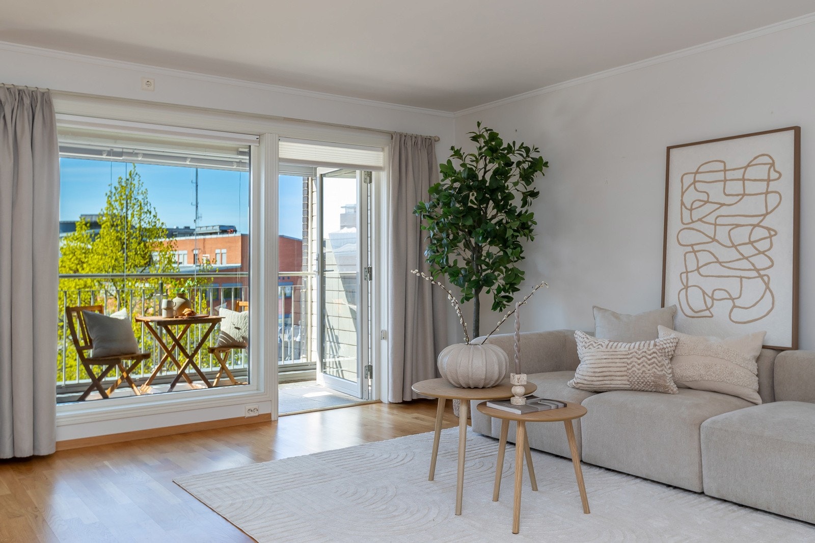 Stor stue med utgang til innglasset balkong. Galleribilde