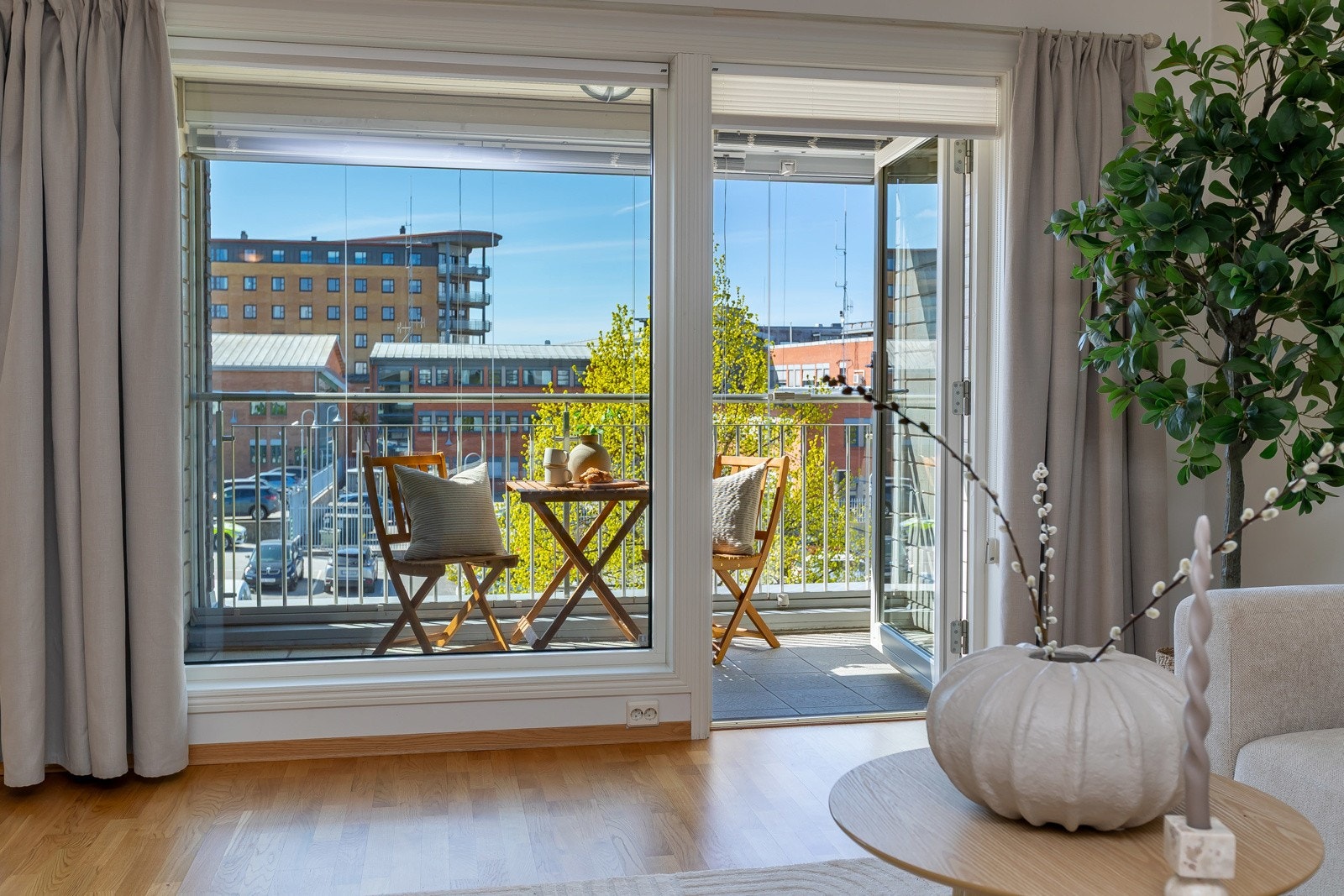 Lys & fin leilighet i sentrum med innglasset balkong på 6 kvm - sydvendt Galleribilde