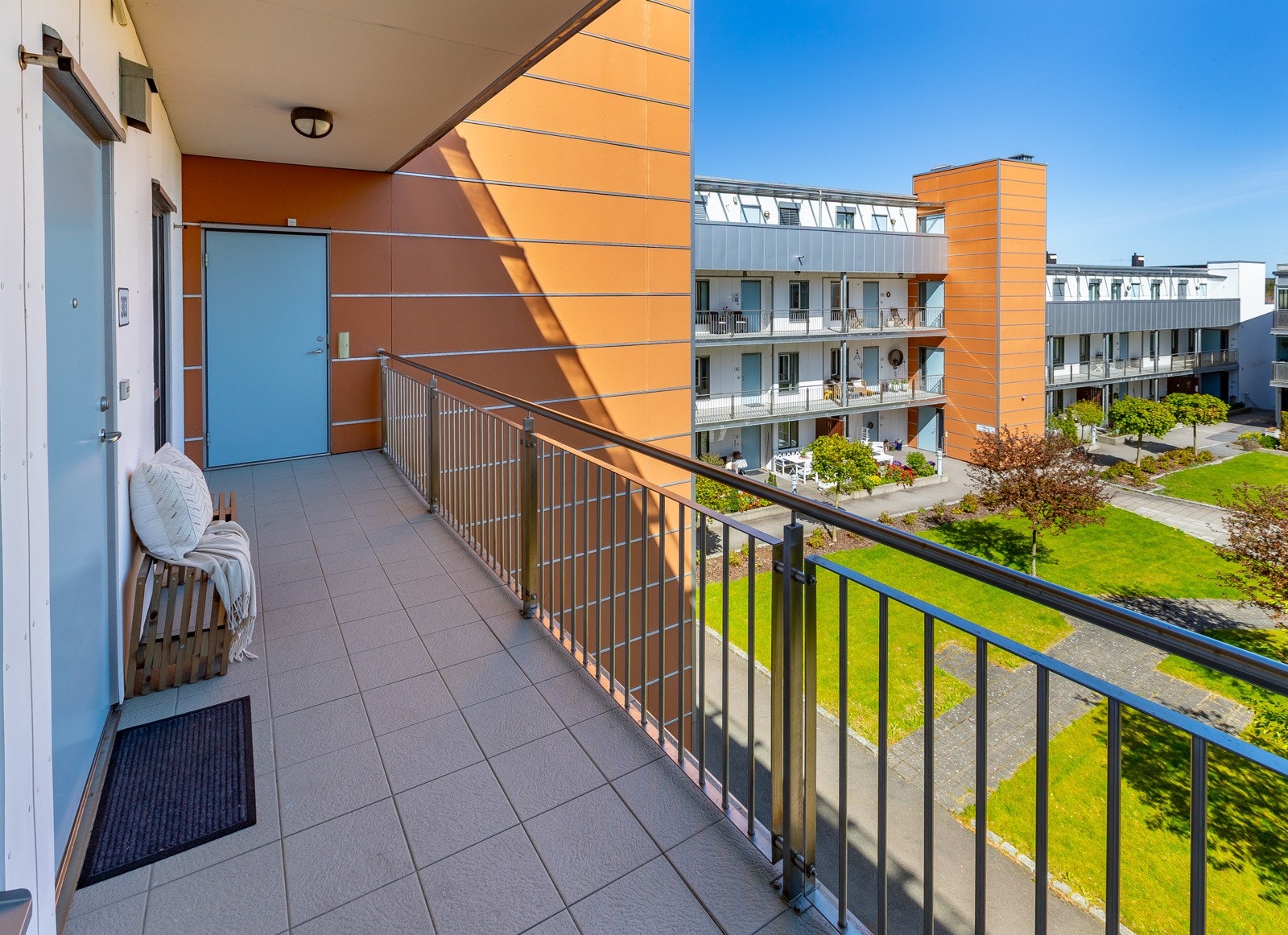 Leiligheten er den første du komme til og det er kort vei til heisen som tar deg direkte ned til hagen, utgang eller garasjen. Praktisk med takoverbygg ved inngangspartiet. Galleribilde
