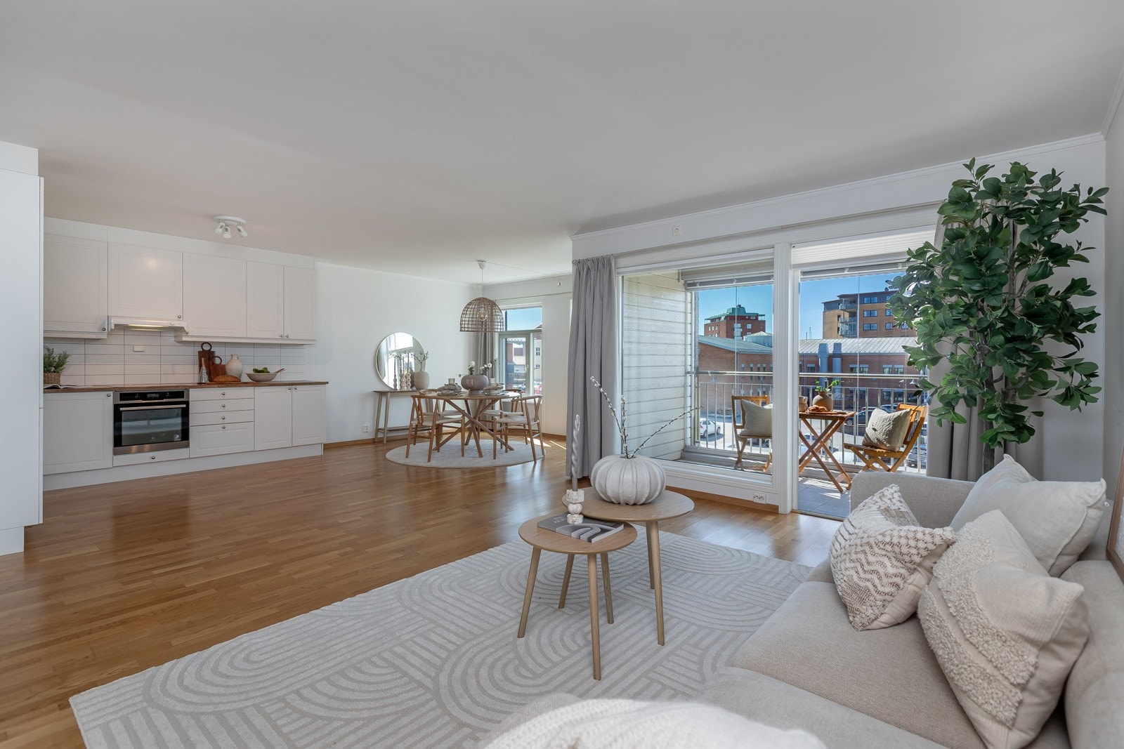 Lys og stor stue med god plass for møblering både for sofagruppe og spisestue Galleribilde
