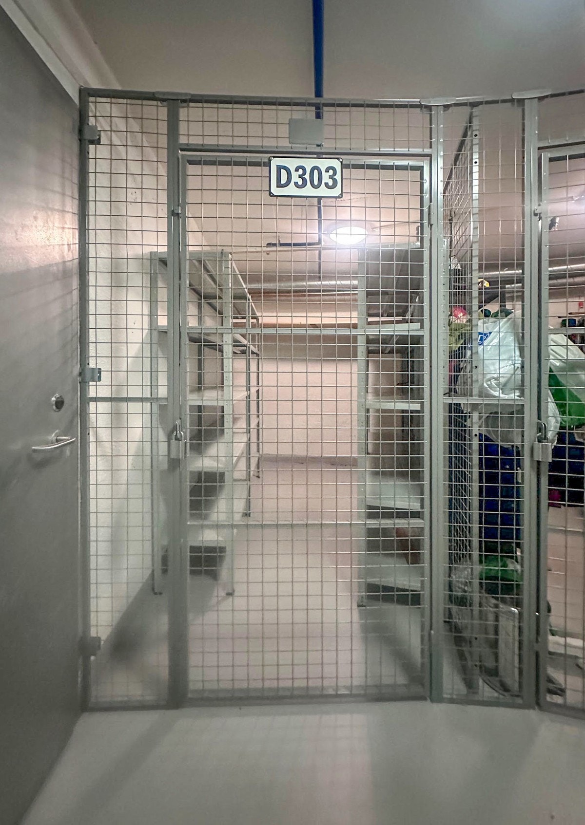 1 bod nr. 303 i kjeller på 6 kvm. Det er godt med hylleplass. Kort vei fra heis og garasjeplass i samme etasje. Galleribilde