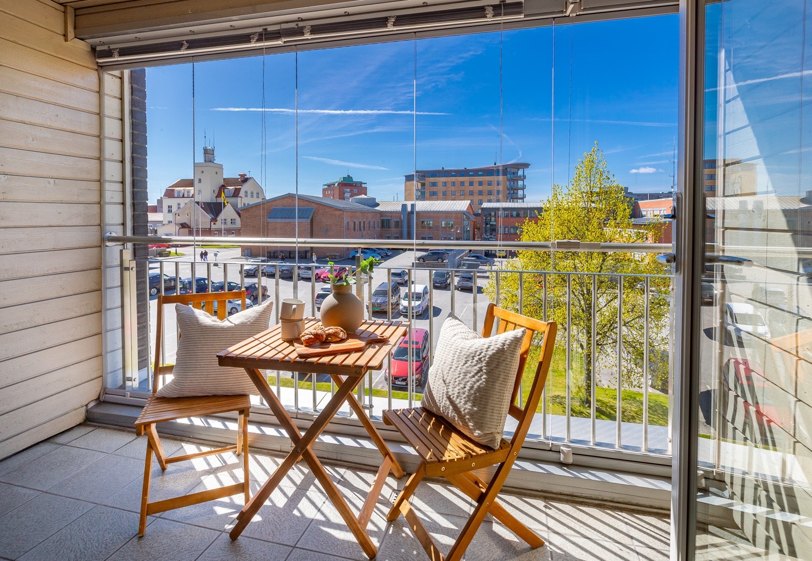 Her kan du sitte og se på byens aktiviteter og samtidig nyte solen. Balkongen er sydvendt Galleribilde