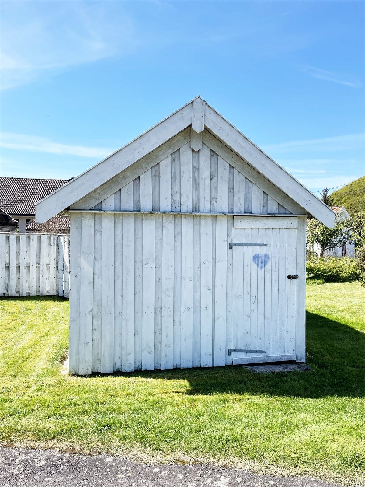 Redskapsbod m/eldre utedo. Galleribilde