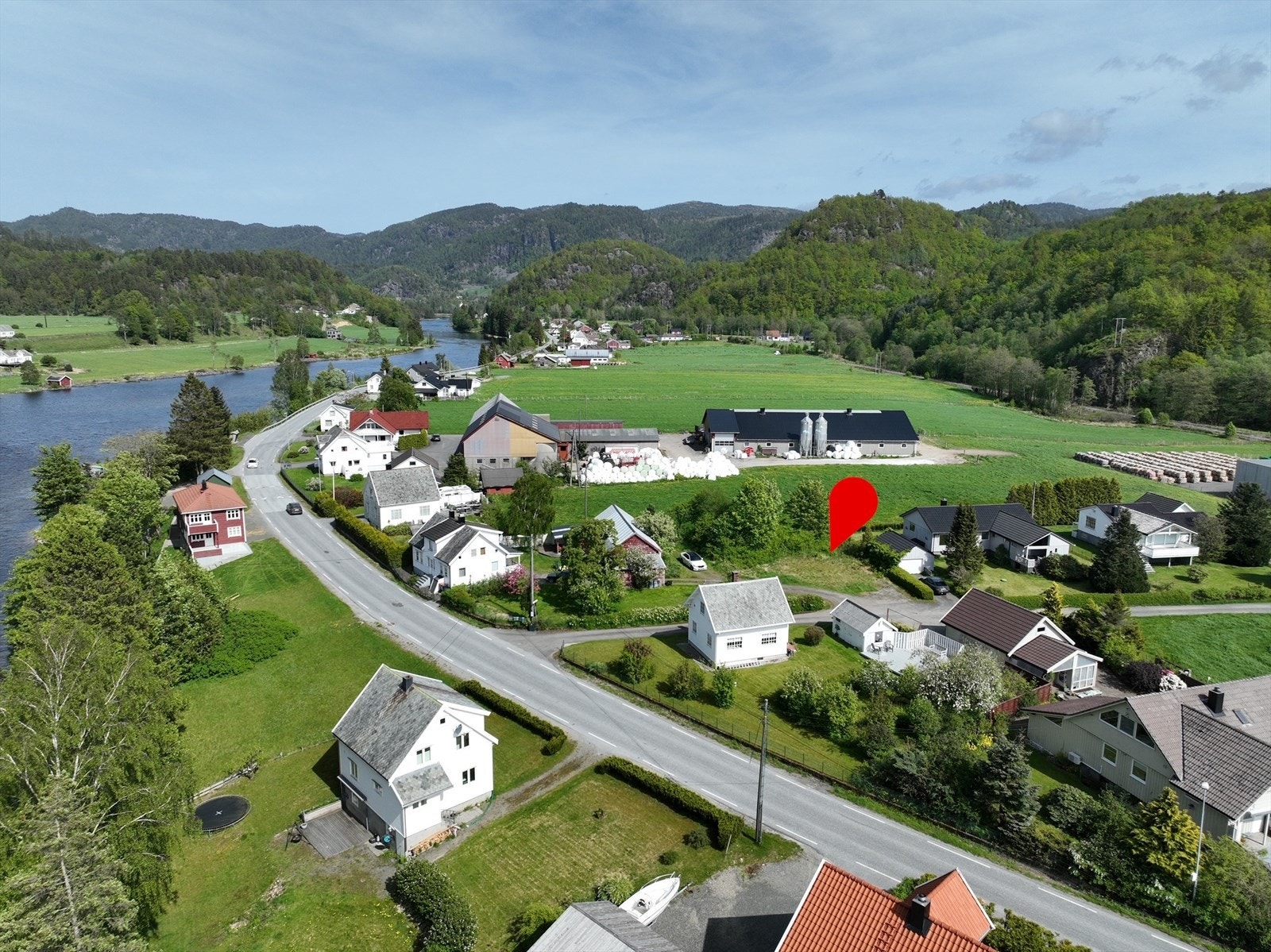 Eiendommen ligger på Sirnesmoen like ved Sirdalsvannet og Lundevatnet på tettstedet Sira i Flekkefjord kommune. Galleribilde