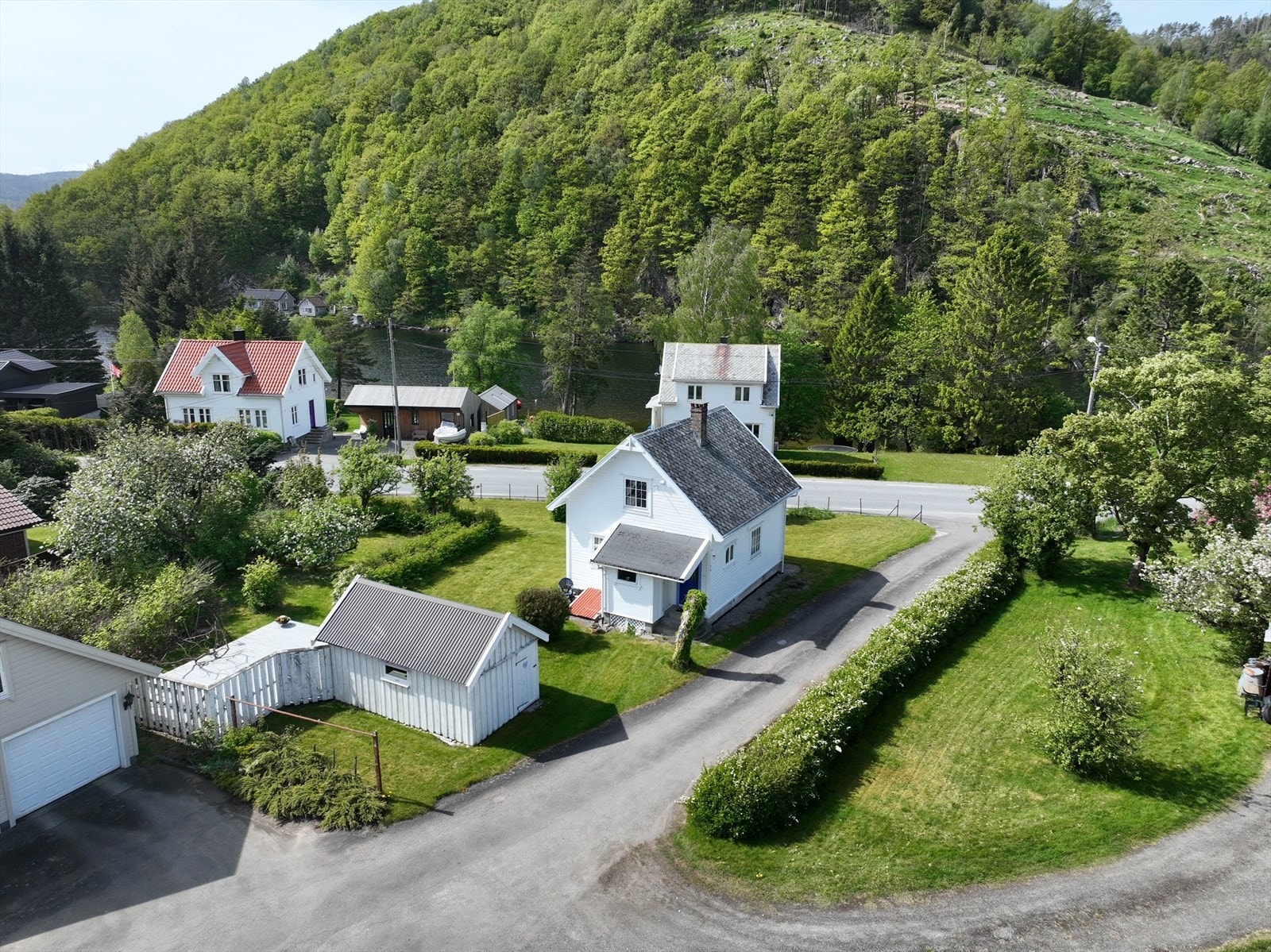 Eiendommen består av enebolig og redskapsbod. Galleribilde