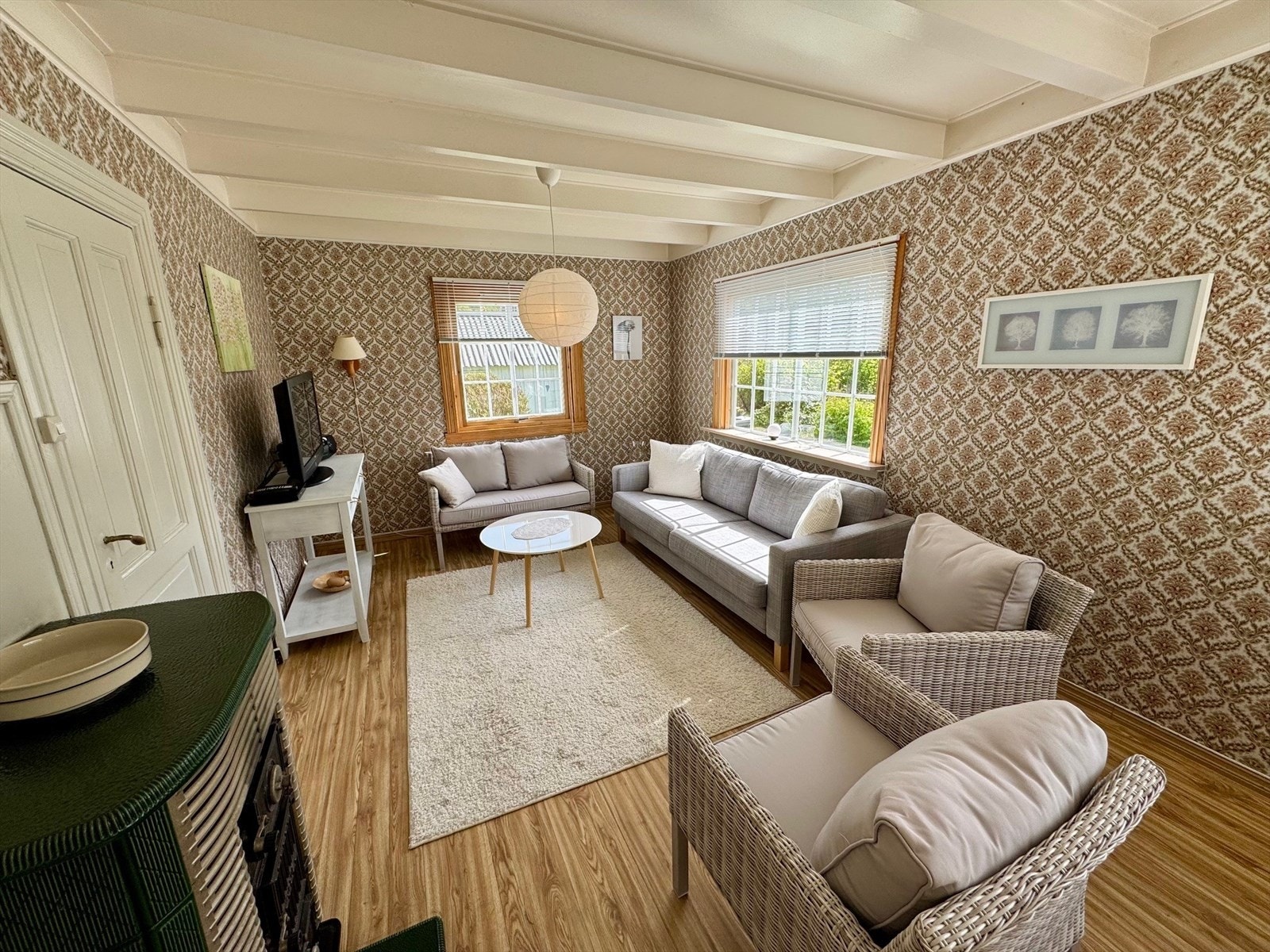 Boligen har en gjennomført atmosfære, med synlige bjelker i taket som gir et klassisk og rustikt preg. Galleribilde