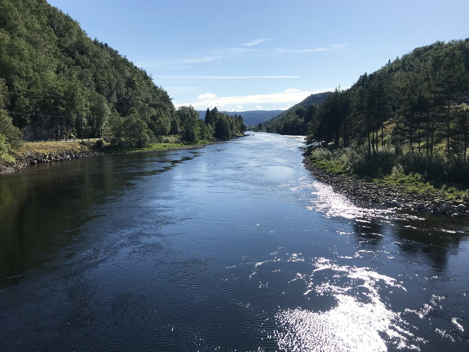 Bade- og fiskemuligheter finner du like ved i Siraåna. Galleribilde