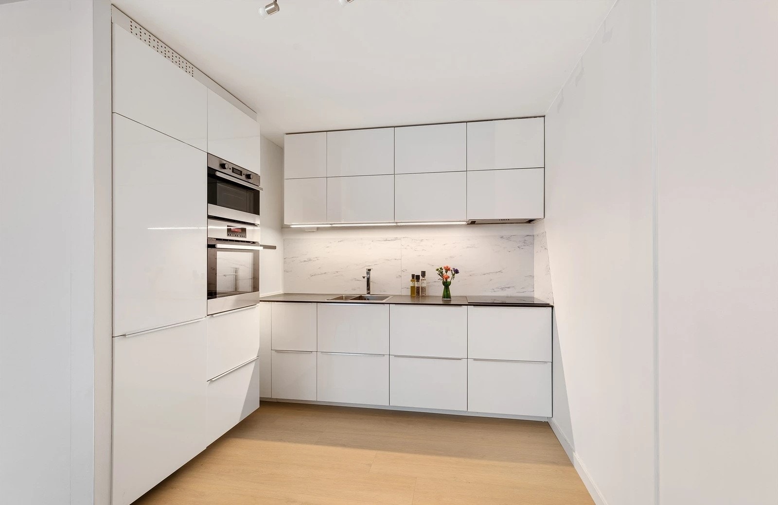 Kjøkkenet er fra 2015 er stilren og moderne, med hvite og glatte fronter. Galleribilde