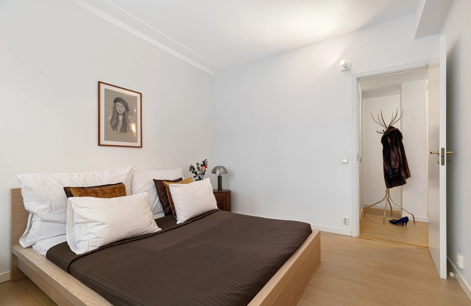 Soverommet er stort og luftig, med god takhøyde og mye naturlig lys. Galleribilde