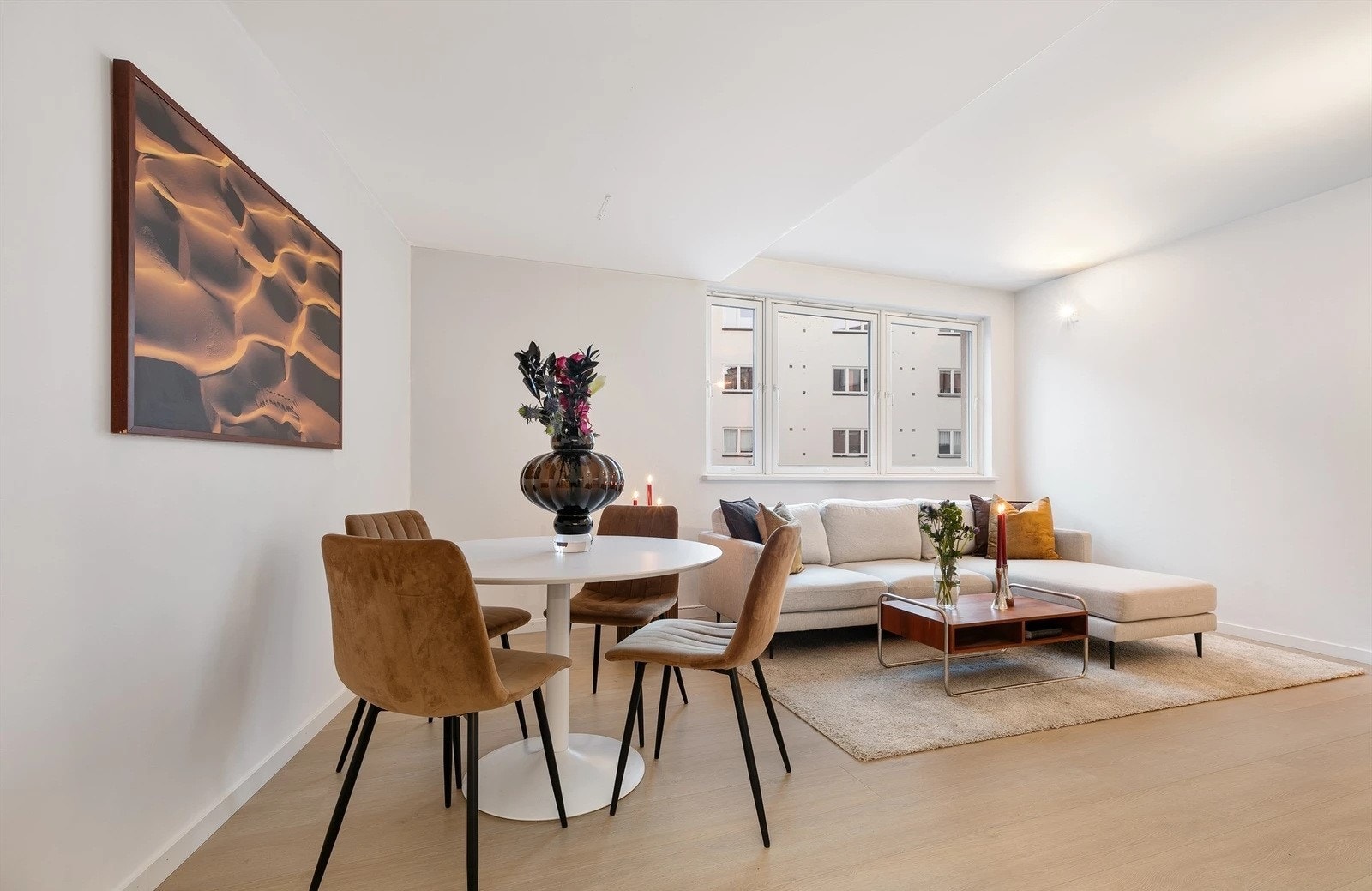 Rolige farger og balanserte detaljer gir en innbydende atmosfære. Galleribilde