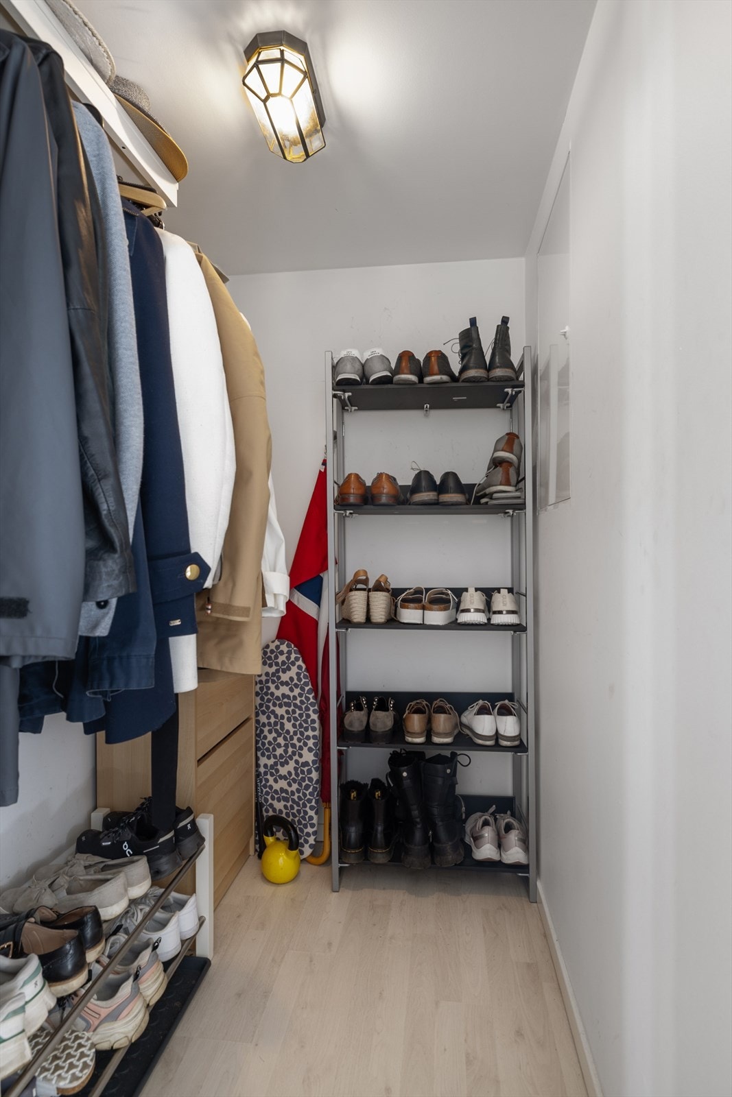 Ved inngangsdøren er det stor innvendig bod som er perfekt for å henge fra seg ytterklær og andre hverdagslige ting Galleribilde