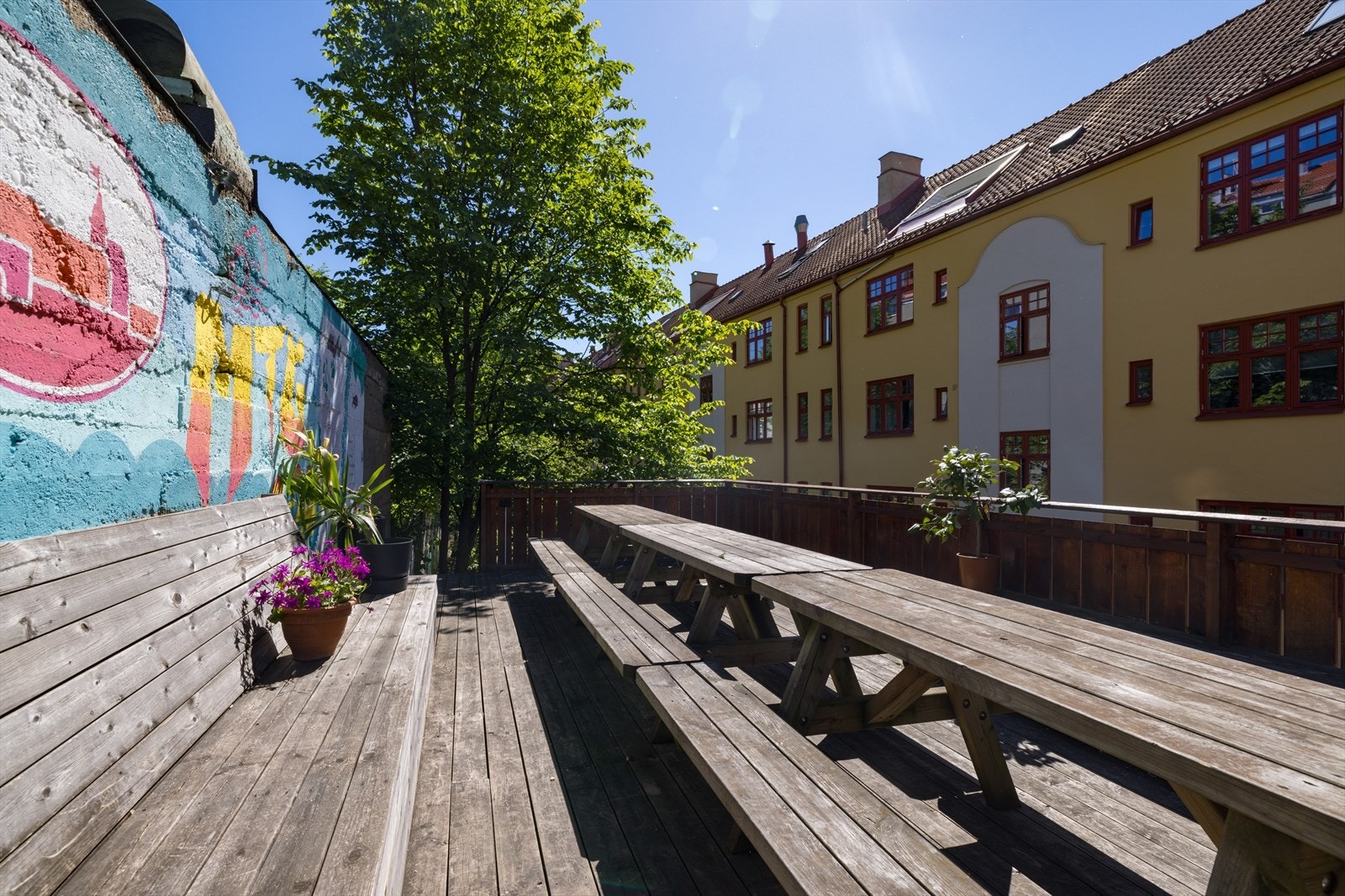 Felles terrasse i bakgård Galleribilde