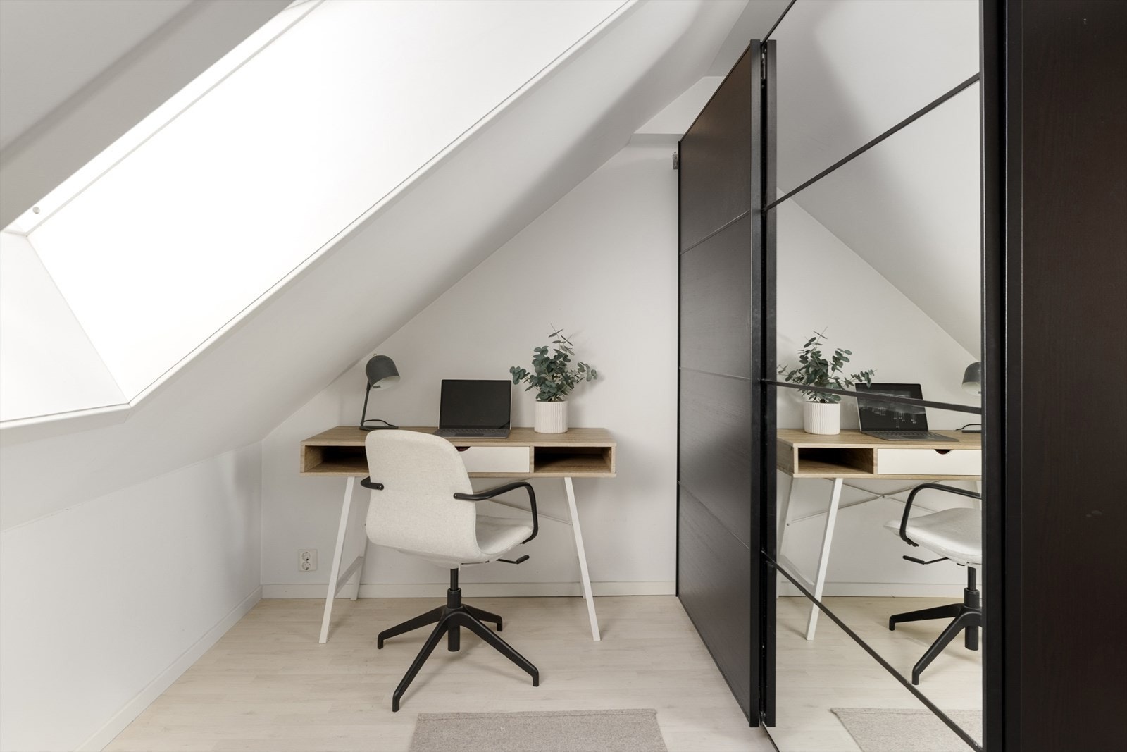 Stort skap på soverommet Galleribilde