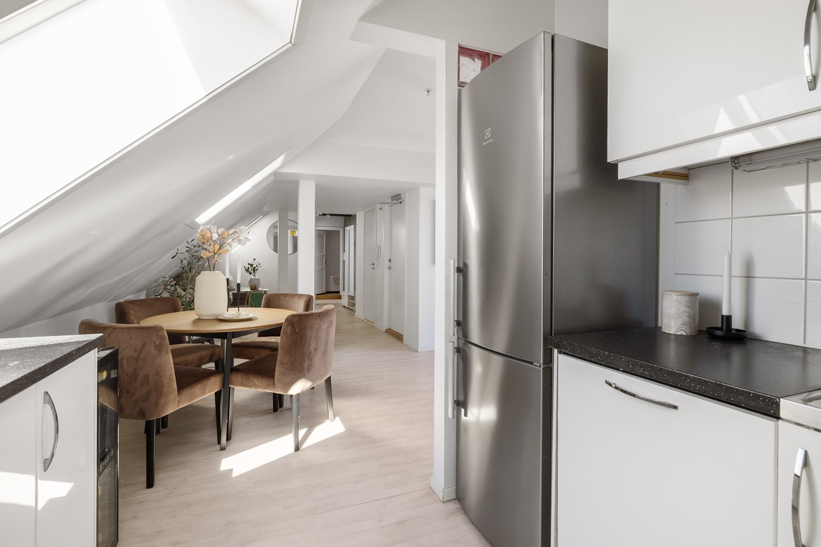 Åpen løsning mellom kjøkken og stue Galleribilde