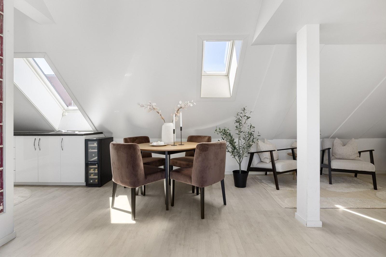 Dagens spisebordløsning, hvor det er plass til langbord gjennom leiligheten Galleribilde