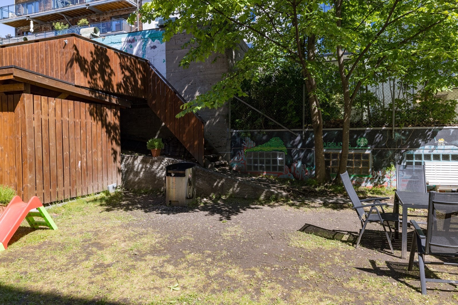 Frodig bakgård Galleribilde