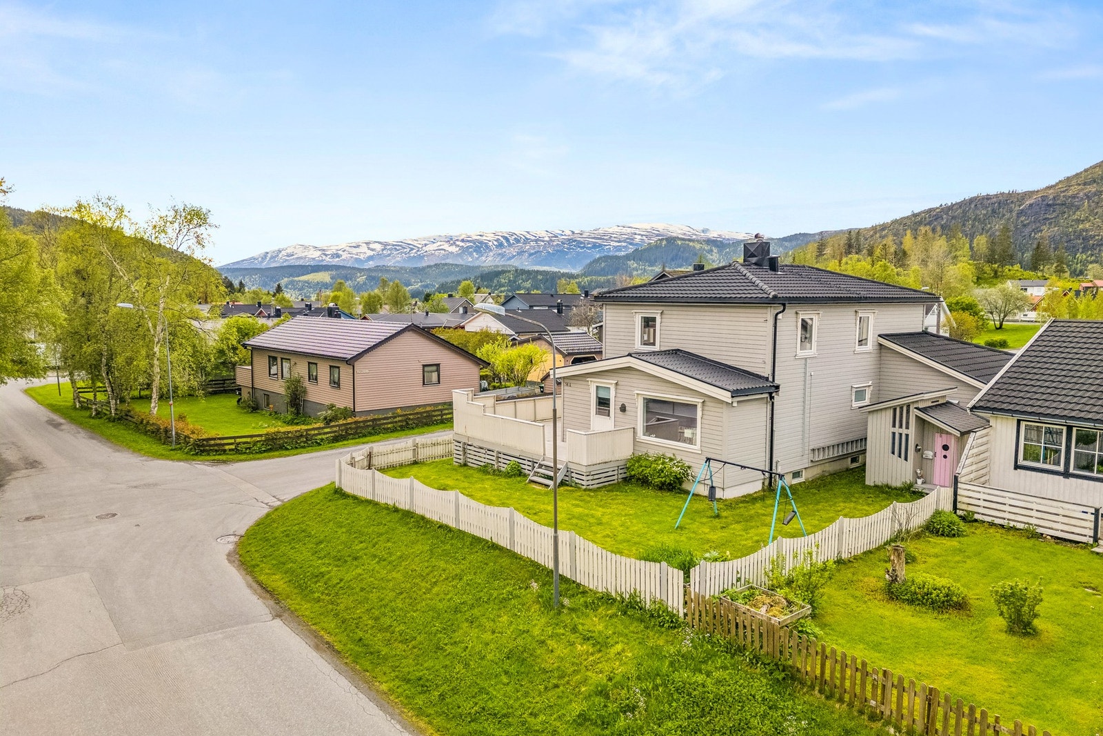 Boligen er opprinnelig fra slutten av 40-tallet og tilbygget i hhv. år 2000 og 2011 mot øst og vest. Galleribilde