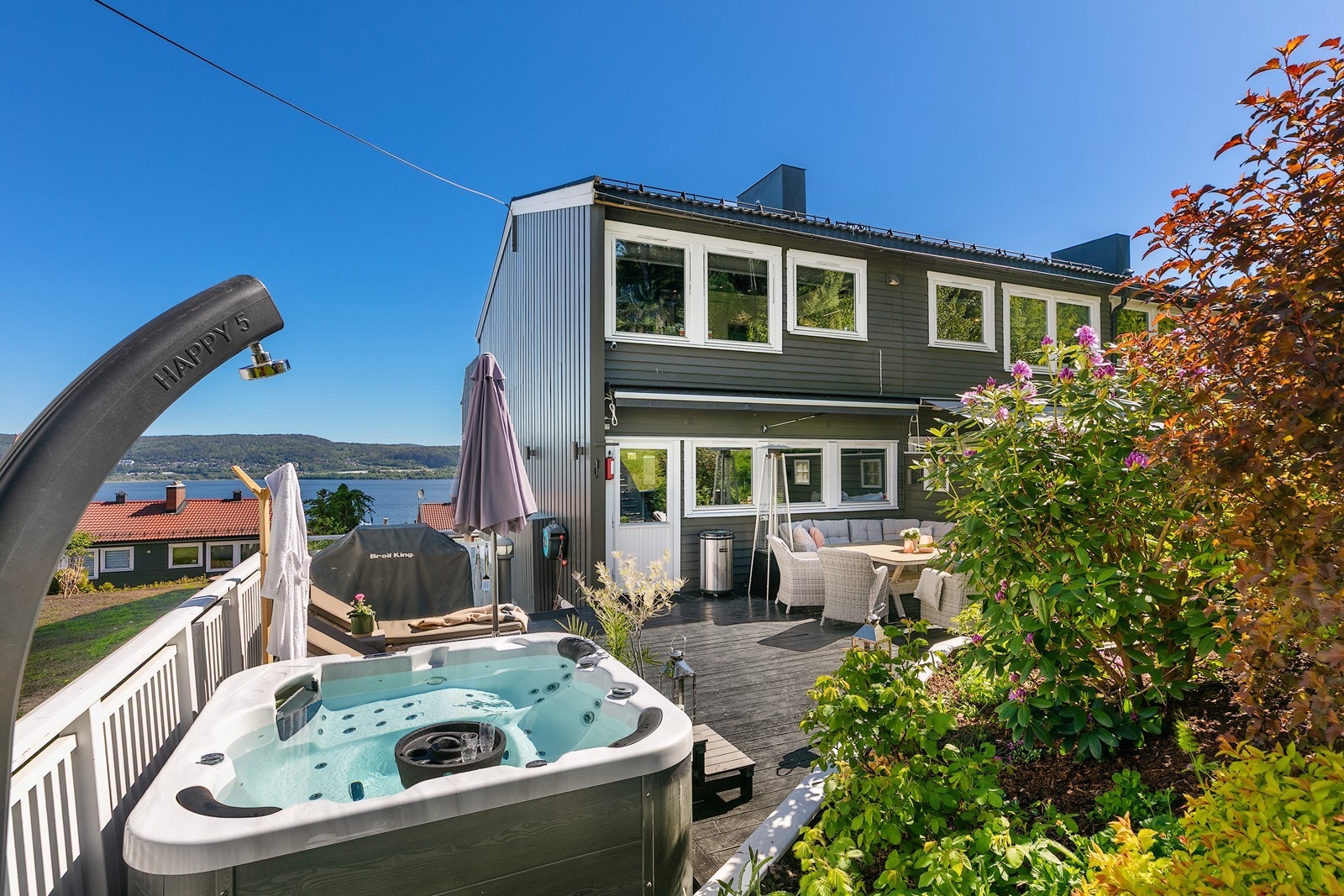 Romslig terrasse med god plass til utemøbler. Galleribilde