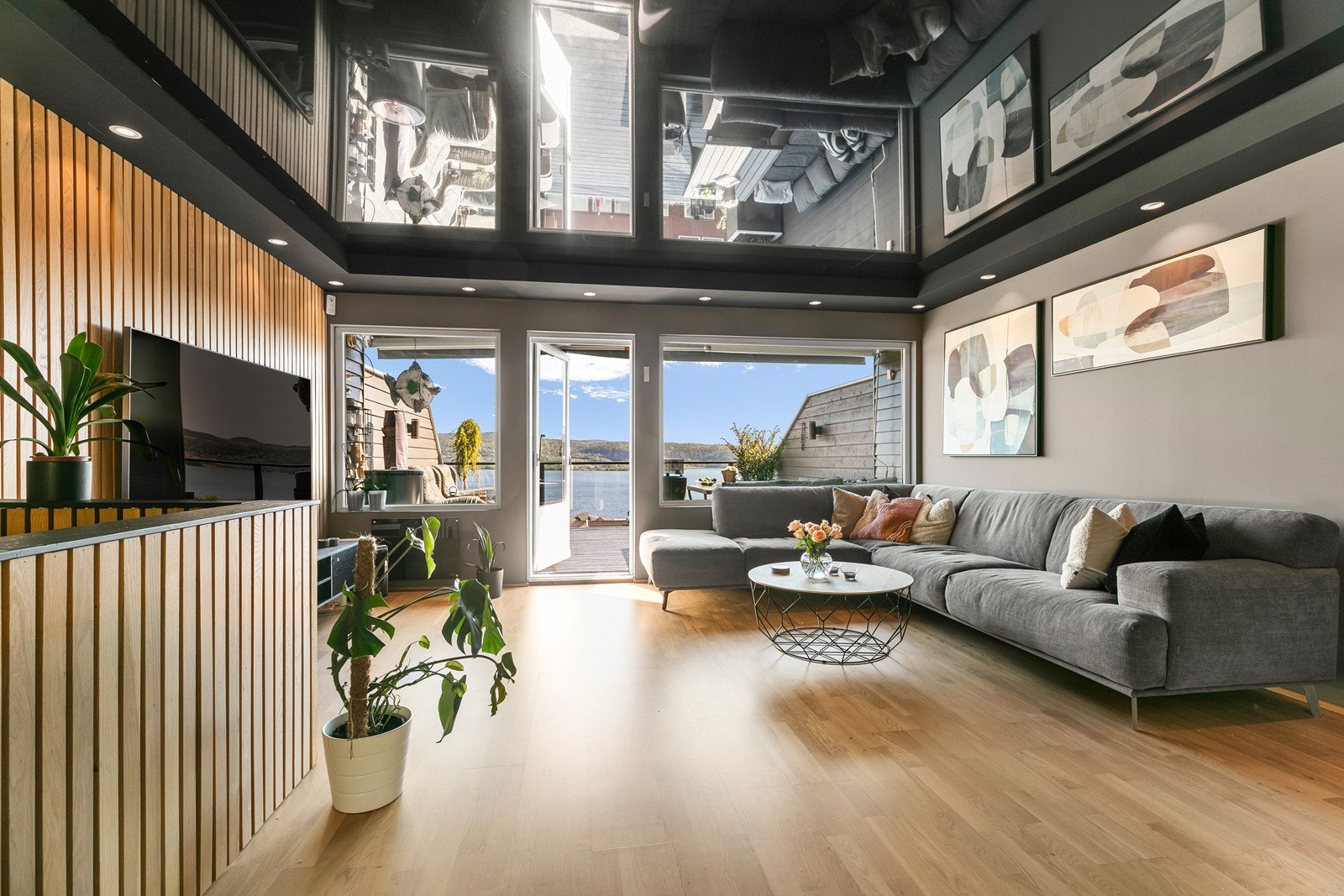 I stuen er den ene veggen kled med moderne eikespiler. Galleribilde