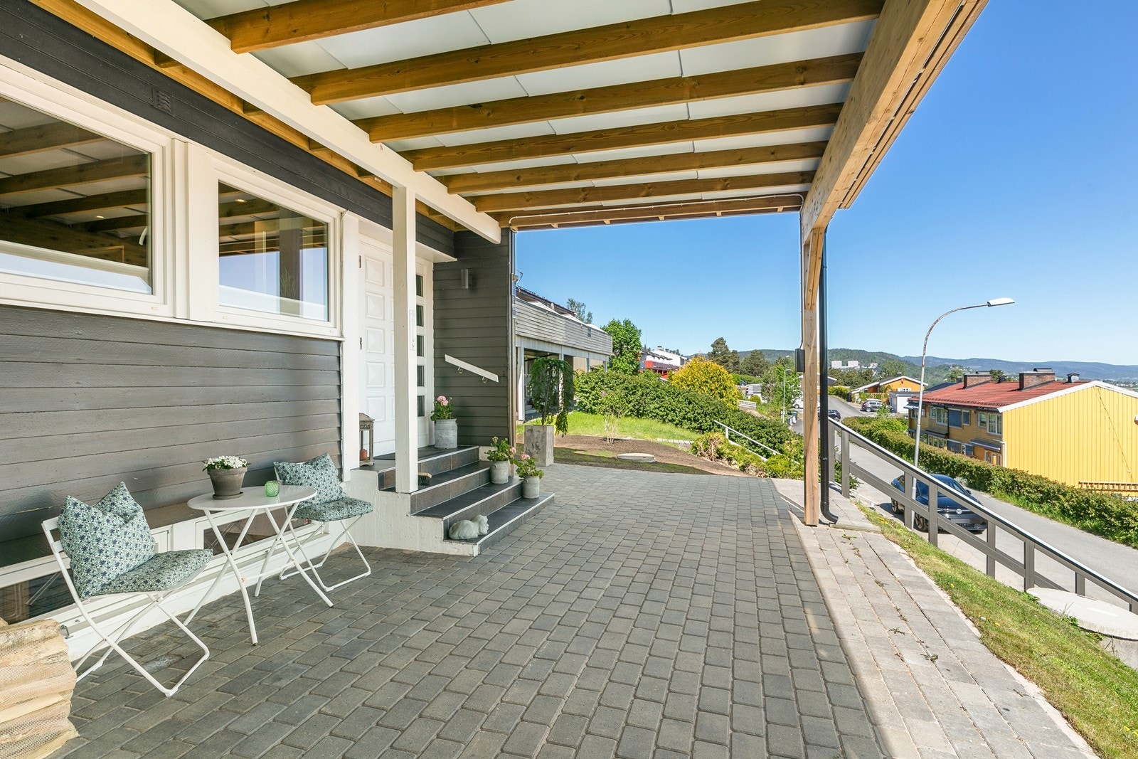 Ved inngangsparti er det en overbygget plass med belegningsstein, hvor man kan nyte en kopp kaffe. Galleribilde