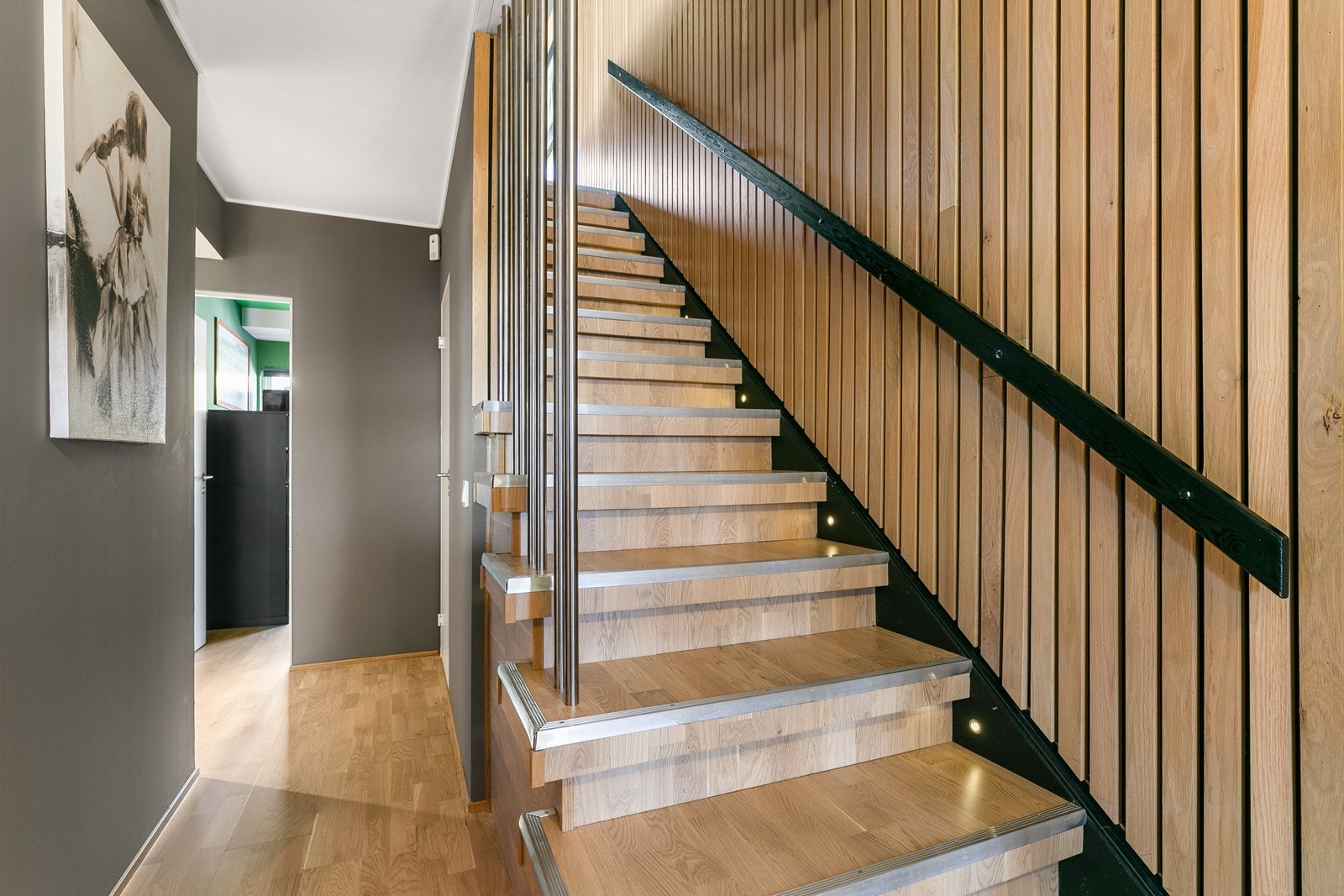 Fra gangen er det trapp opp til 1.etasje. Galleribilde