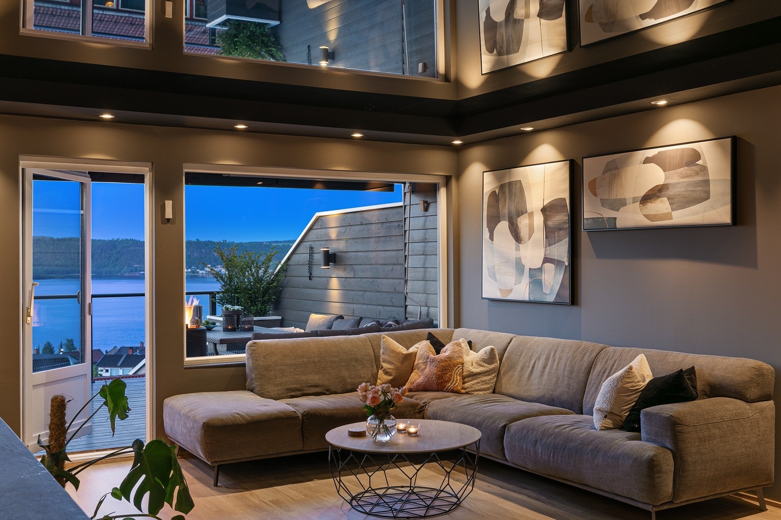 Stuen har åpen løsning mot kjøkkenet, store vindusflater som gir godt med naturlig lys, og utgang til balkongen - hvor utsikten mot Drammensfjorden kan nytes. Galleribilde