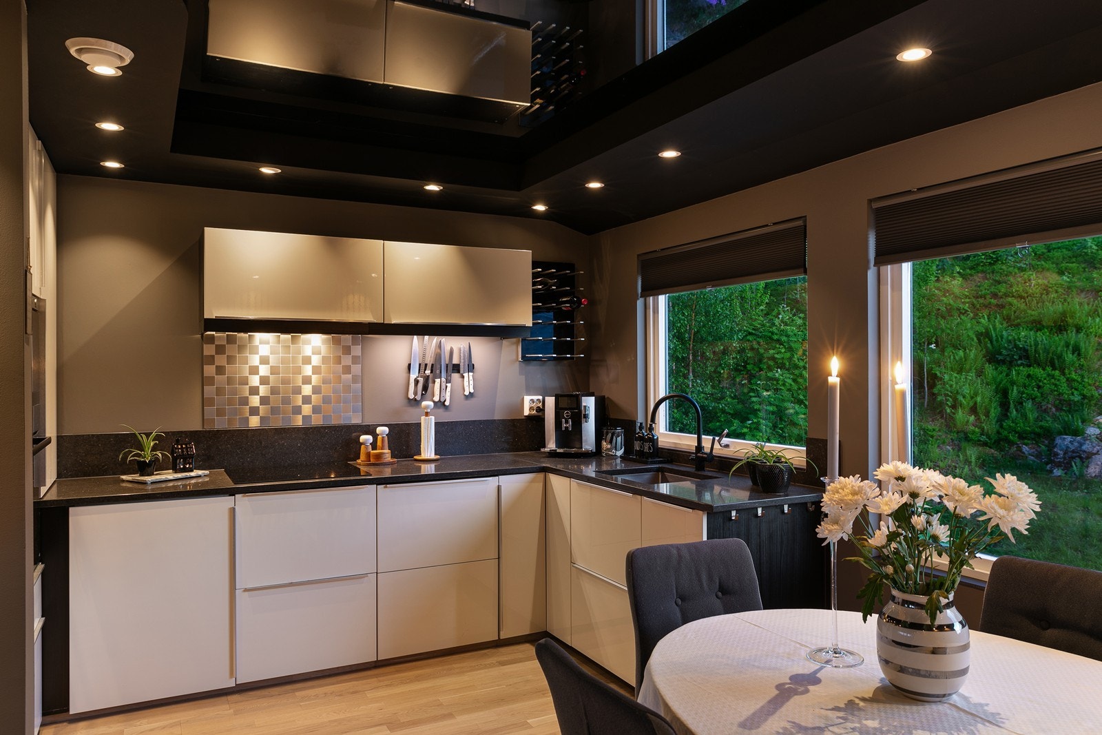 Kjøkkenet er innredet i en funksjonell og stilren utforming som passer boligen godt. Galleribilde