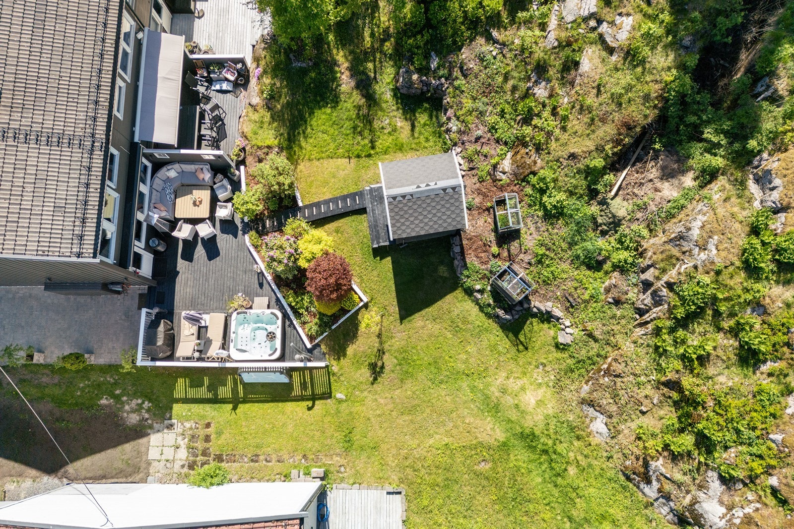 Området har gode kollektivforbindelser med buss. Nærmeste holdeplass er Hedensrud, som ligger ca. 100 meter fra boligen. Med bil tar det omtrent 5 minutter til Strømsø, 8 minutter til Gulskogen. Galleribilde