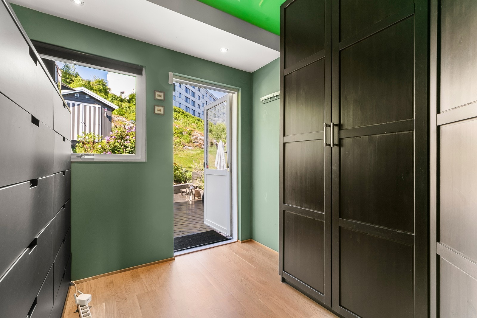 Det er en platting/terrasse med adkomst fra soverommet i 1. etasje, med et areal på ca. 35 m². Galleribilde