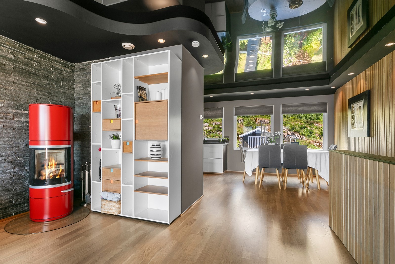 Delikate LED-downlights i bueformet innkassing, som fremhever rommet på elegant vis. Galleribilde