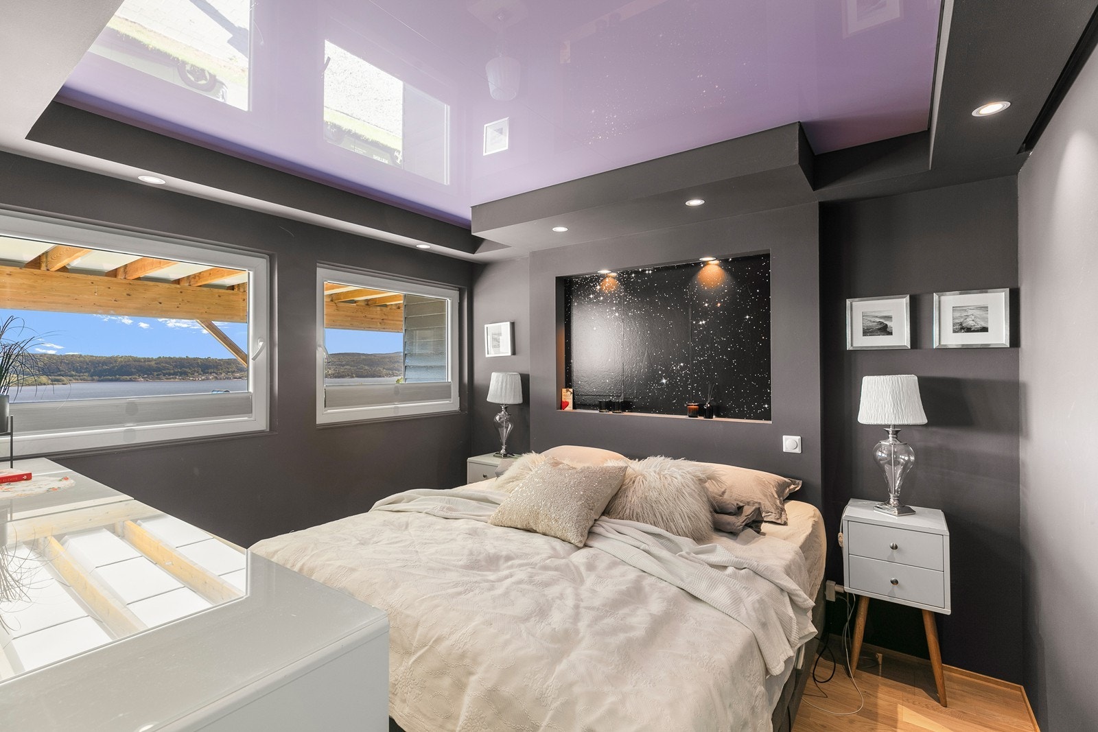 Her er det plass til dobbeltseng og nattbord. Galleribilde