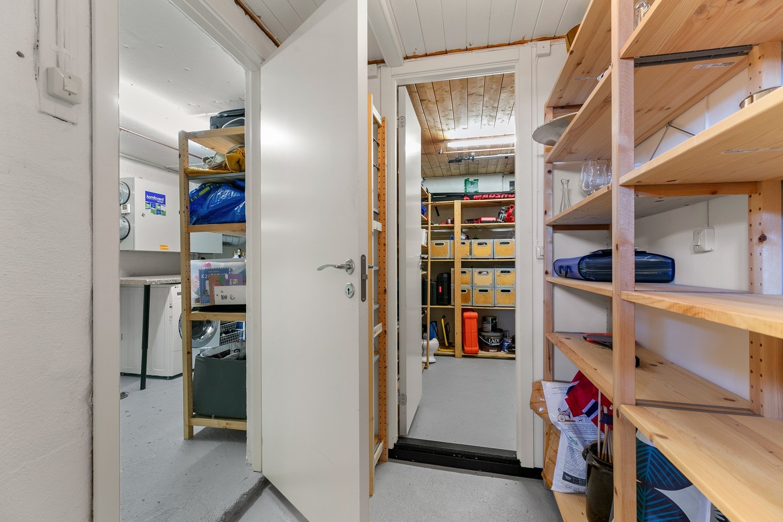 Praktisk bod med hyller. Galleribilde