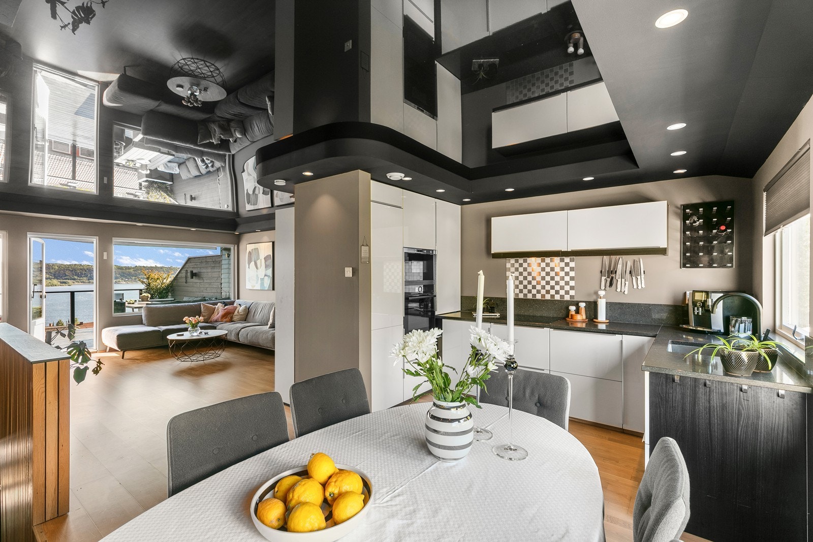 Det er god plass til spisebord ved kjøkkenvinduet, med flott utsikt mot skogen. Galleribilde