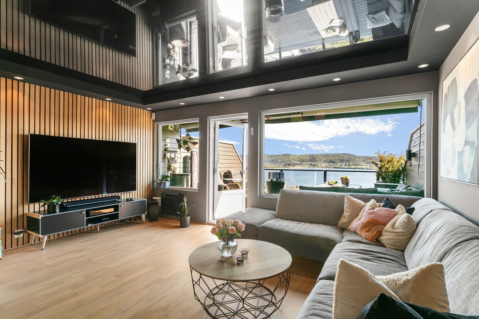 Stuen er både flott og stilfull, med sort stretch ceiling (tak) med glass- og speileffekt som gir en spennende visuell dybde. Galleribilde