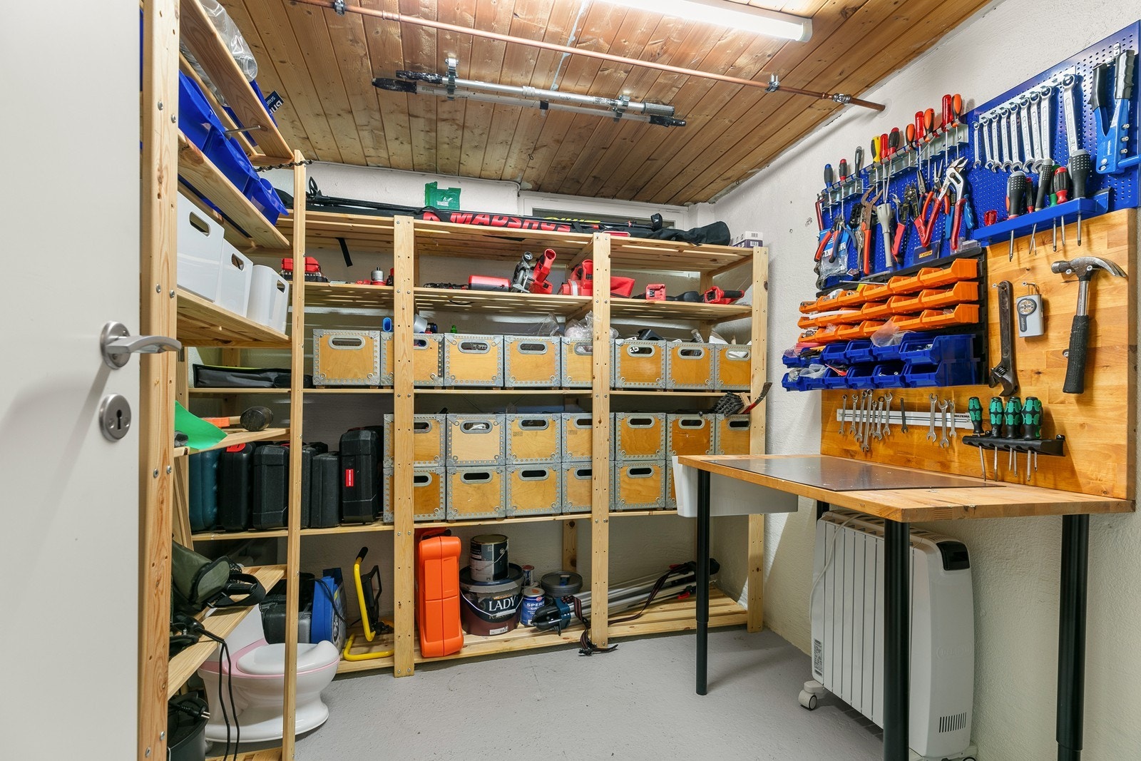 Praktisk bod med hyllesystem. Galleribilde