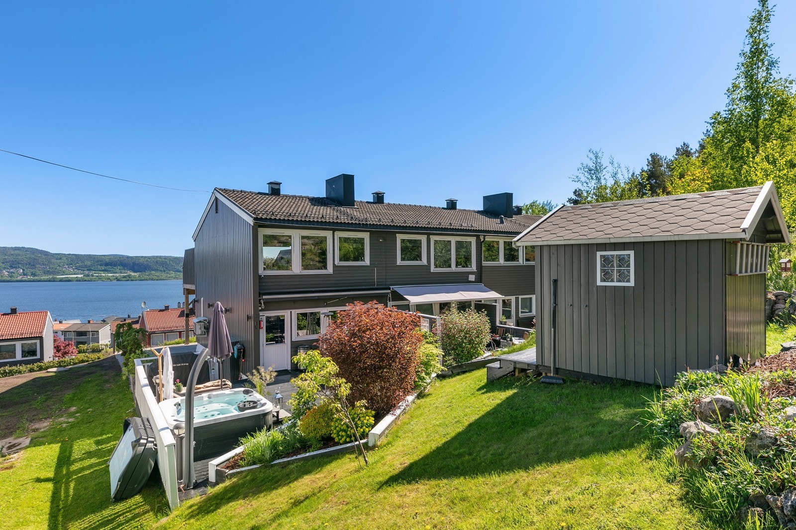 Trapp i terreng ned til veien og avfallsdunker. Galleribilde