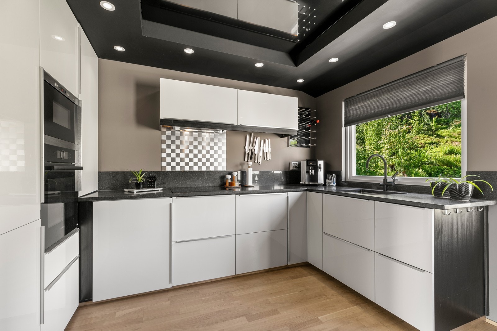 Kjøkkenet er utstyrt med stekeovn montert i arbeidshøyde, gassbluss, integrert mikrobølgeovn, kombinert kjøl/frys, oppvaskmaskin og ventilator Galleribilde