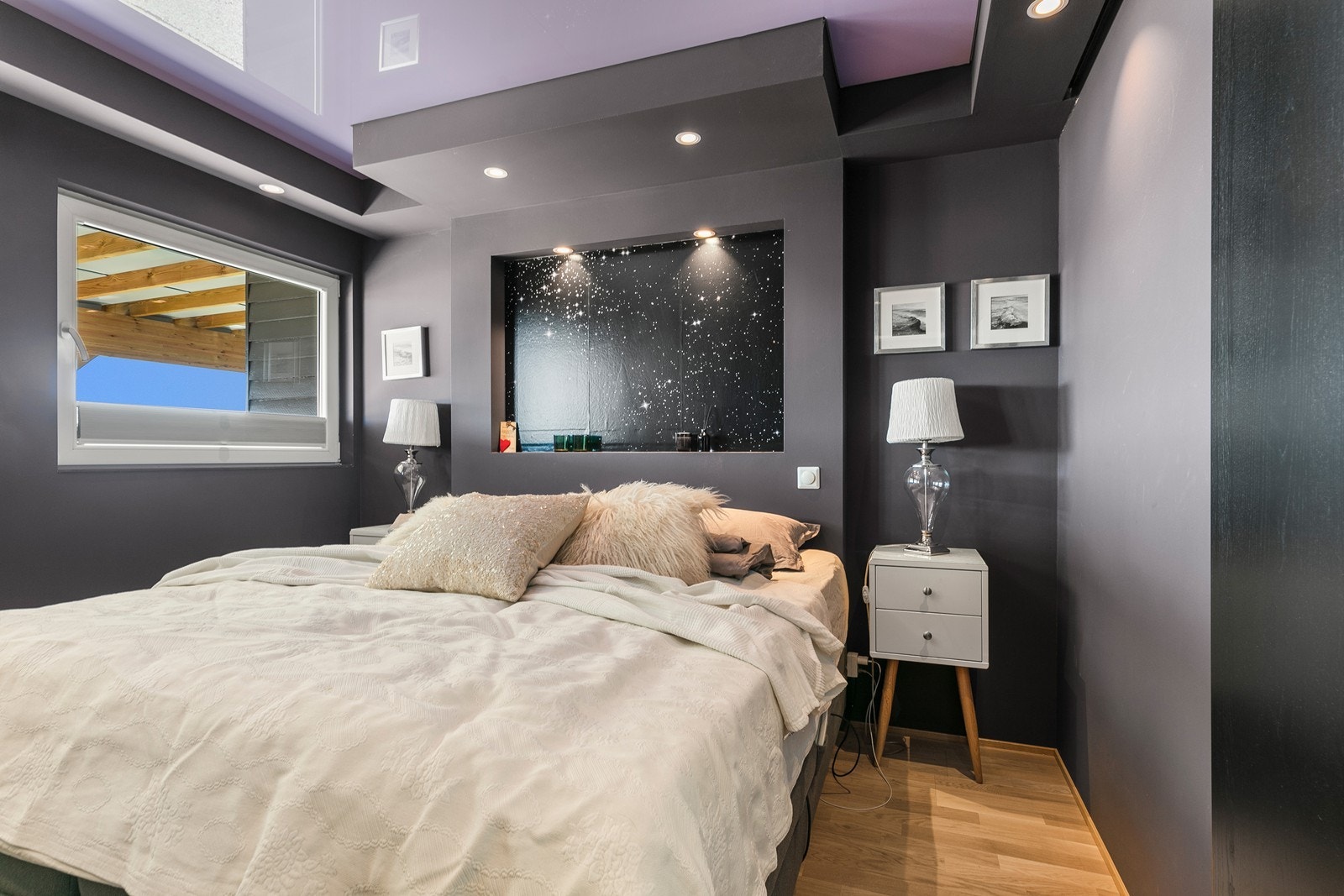 Vinduene slipper inn ye naturlig lys. Galleribilde