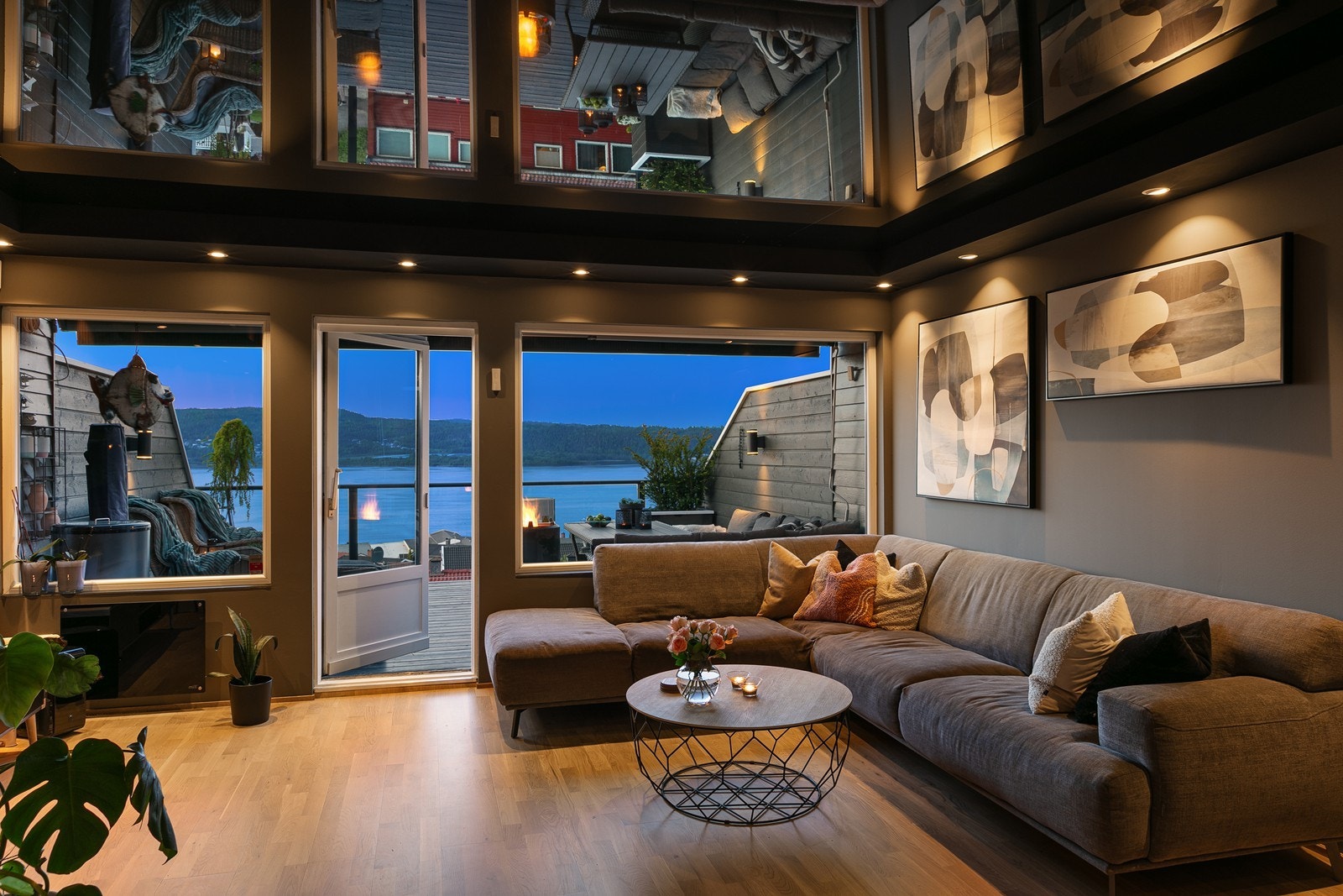 Rundt himlingen er det nedsenket LED-downlights i bueformet innkassing, som fremhever rommet på elegant vis. Galleribilde